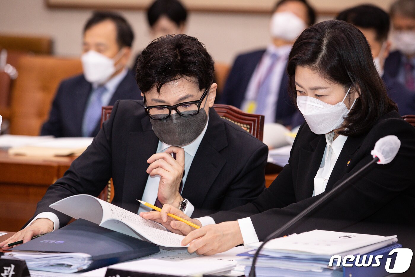본문 이미지 - 한동훈 법무부 장관이 6일 서울 여의도 국회에서 열린 법제사법위원회의 법무부, 대한법률구조공단, 한국법무보호복지공단, 정부법무공단, 이민정책연구원에 대한 국정감사에서 자료를 검토하고 있다. 2022.10.6/뉴스1 ⓒ News1 유승관 기자