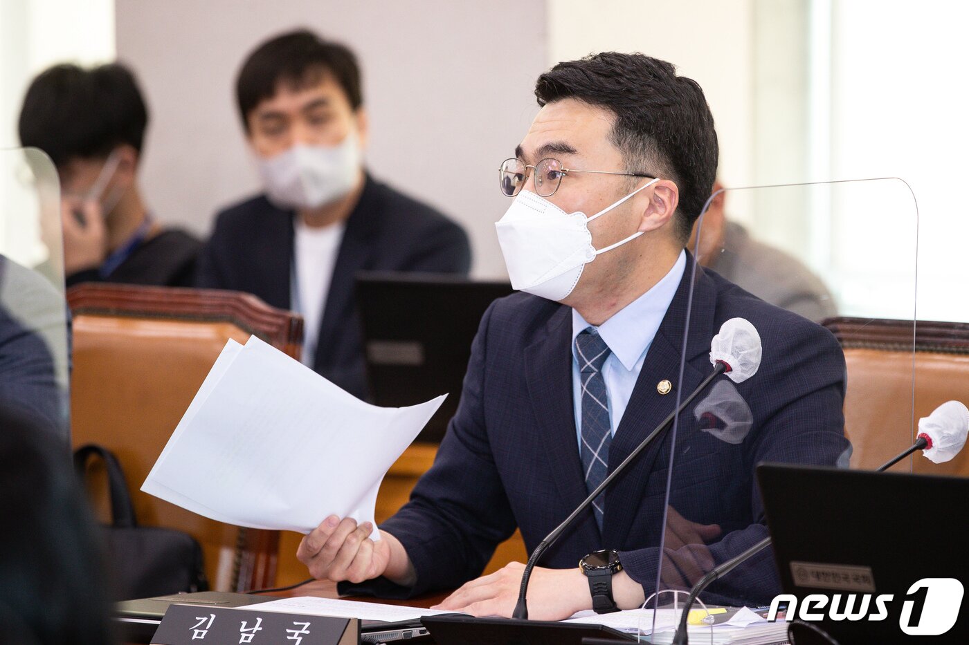 본문 이미지 - 김남국 더불어민주당 의원이 6일 서울 여의도 국회에서 열린 법제사법위원회의 법무부, 대한법률구조공단, 한국법무보호복지공단, 정부법무공단, 이민정책연구원에 대한 국정감사에서 자료제출을 요구하고 있다. 2022.10.6/뉴스1 ⓒ News1 유승관 기자