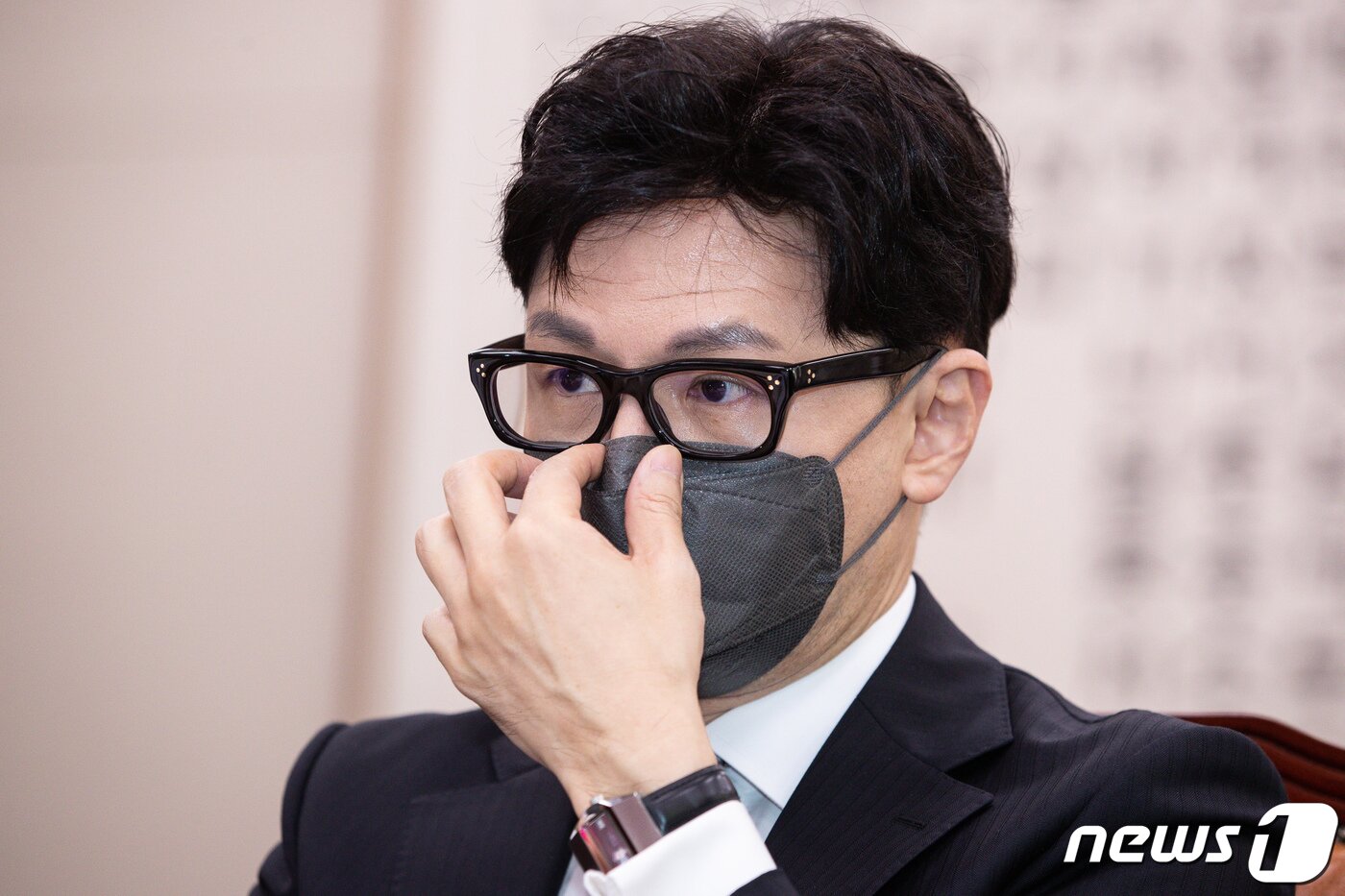 본문 이미지 - 한동훈 법무부 장관이 6일 서울 여의도 국회에서 열린 법제사법위원회의 법무부, 대한법률구조공단, 한국법무보호복지공단, 정부법무공단, 이민정책연구원에 대한 국정감사에서 의원들의 의사진행발언을 들으며 마스크를 고쳐 쓰고 있다. 2022.10.6/뉴스1 ⓒ News1 유승관 기자