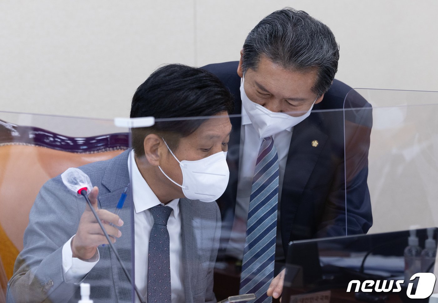 정청래 국회 과학기술정보방송통신위원회 위원장&#40;오른쪽&#41;과 조승래 더불어민주당 간사가 6일 서울 여의도 국회에서 열린 과학기술정보방송통신위원회의 국정감사에서 대화를 하고 있다. 2022.10.6/뉴스1 ⓒ News1 이재명 기자