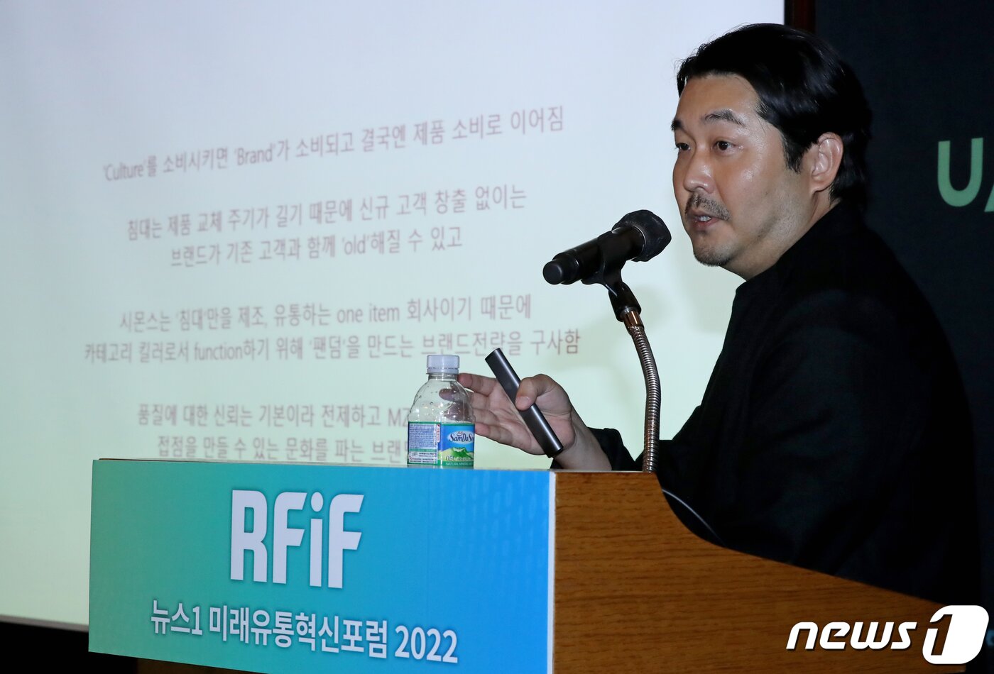 본문 이미지 - 김성준 시몬스 브랜드전략기획부문 부사장이 6일 오전 서울 중구 롯데호텔에서 열린 &#39;뉴스1 미래유통혁신포럼&#40;RFIF&#41; 2022&#39;에서 &#39;시몬스 브랜딩 성공전략은 &#39;경험의 소비&#39;를 주제로 발표하고 있다. 이날 포럼은 &#39;뉴 리테일, 소비자 경험이 미래다&#39;를 주제로 급변하는 소비자 트렌드 변화에 유통산업의 발전을 위한 해법을 찾기 위해 마련됐다. 2022.10.6/뉴스1 ⓒ News1 장수영 기자