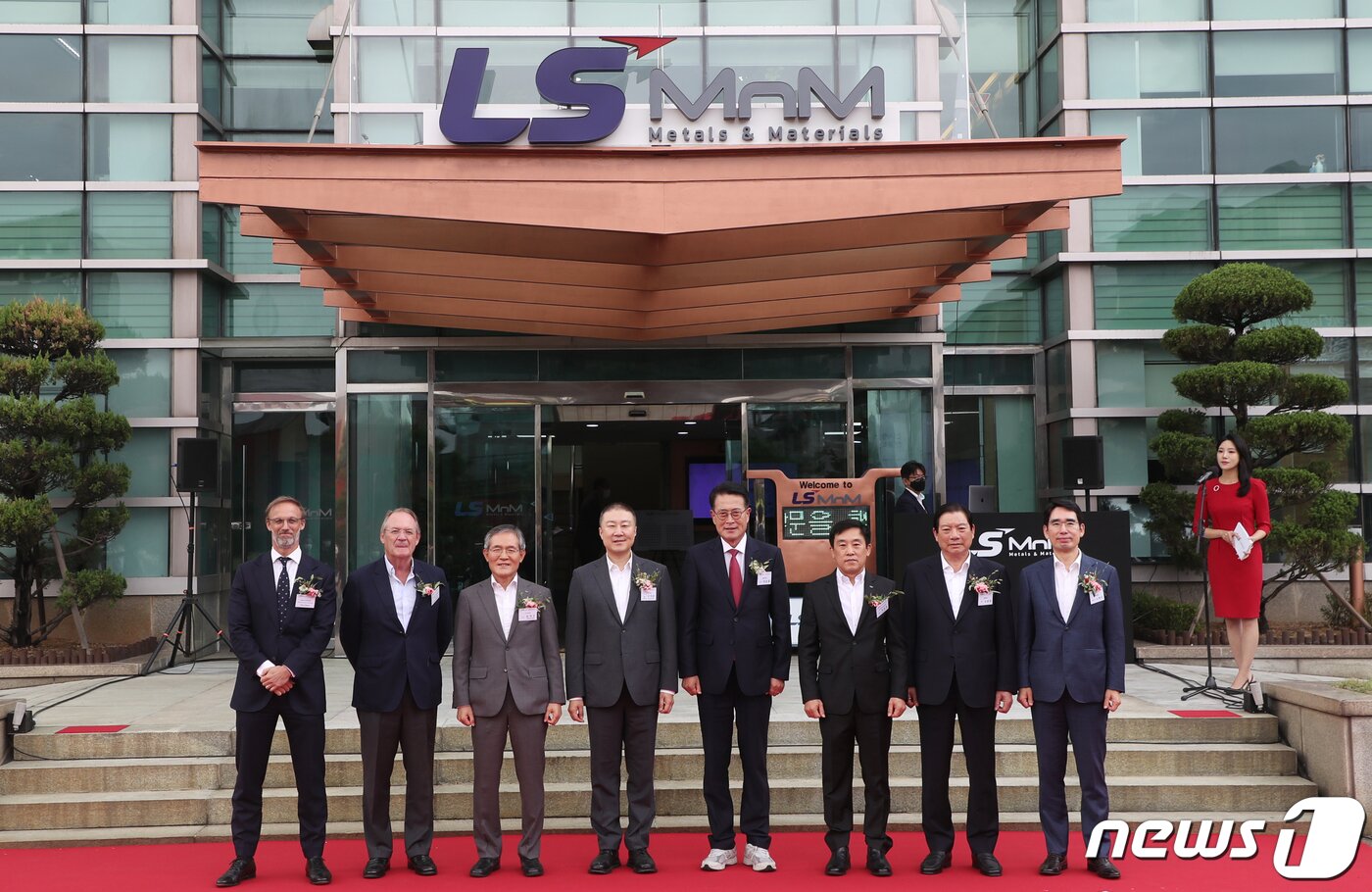 본문 이미지 - 구자은 LS그룹 회장이 6일 오후 울산 울주군 LS MnM 온산제련소에서 열린 신사명 선포식에서 도석구 LS MnM 사장, 박성걸 LS MnM 노조위원장, 이순걸 울주군수 등 내빈들과 사명 현판 제막을 한 뒤 기념 촬영을 하고 있다. 국내 유일 동제련소를 운영하는 LS니꼬동제련은 이날 신사명을 선포하고 LS MnM으로 새롭게 출발한다. 2022.10.6/뉴스1 ⓒ News1 윤일지 기자