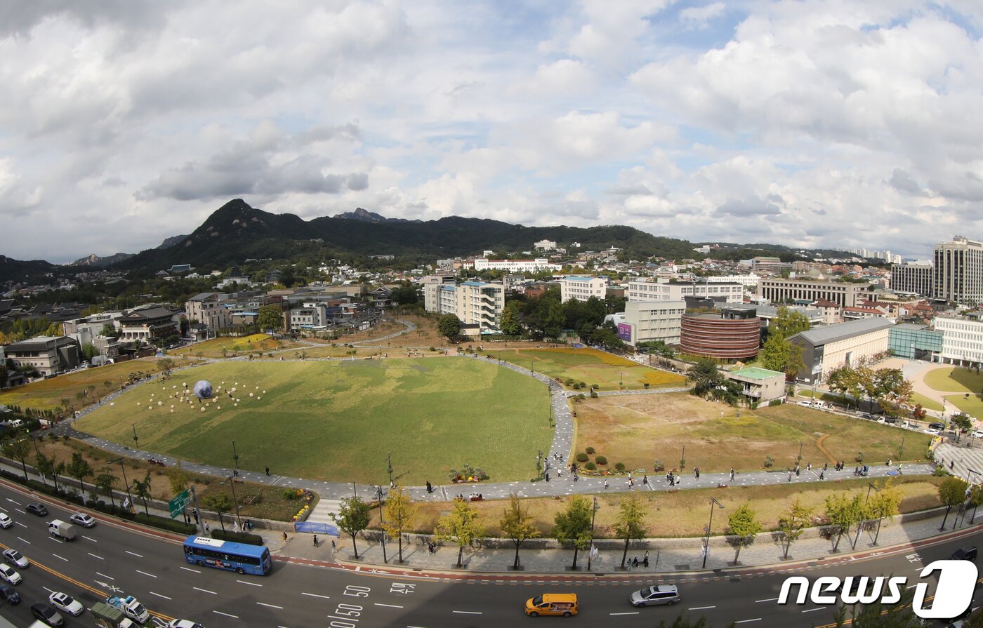 본문 이미지 - 6일 서울 종로구 경복궁 인근 송현동 부지에서 시민들이 산책을 즐기고 있다. 2022.10.6/뉴스1 ⓒ News1 송원영 기자
