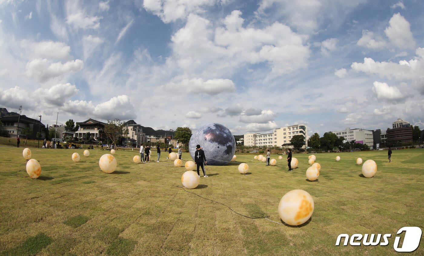 본문 이미지 - 6일 서울 종로구 경복궁 인근 송현동 부지에서 시민들이 산책을 즐기고 있다. 2022.10.6/뉴스1 ⓒ News1 송원영 기자