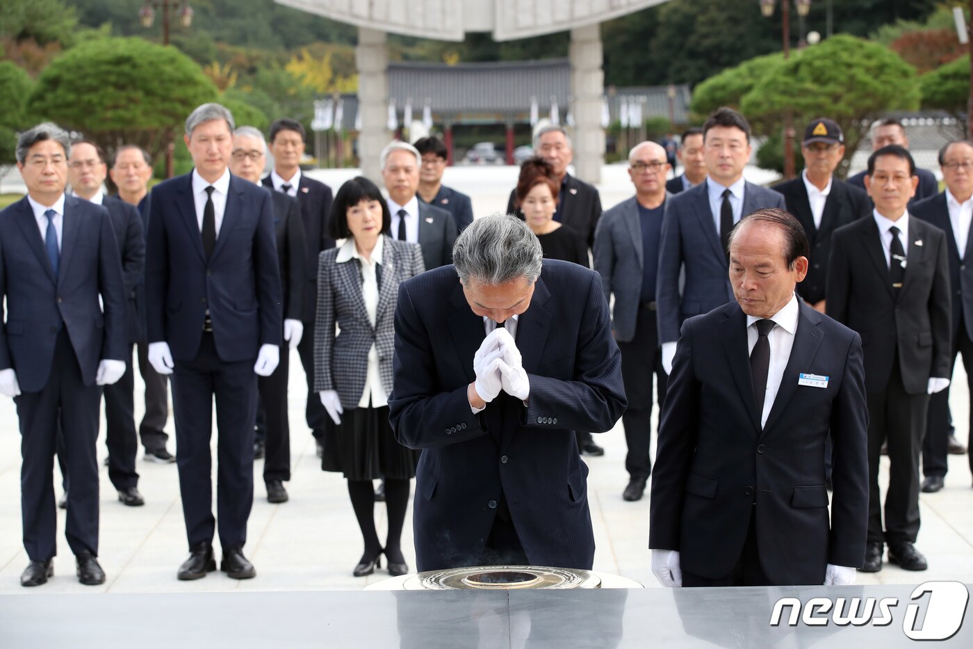본문 이미지 - 하토야마 유키오 전 일본 총리가 6일 오후 광주 북구 운정동 국립5·18민주묘지를 찾아 참배하고 있다. 2022.10.6/뉴스1 ⓒ News1 정다움 기자