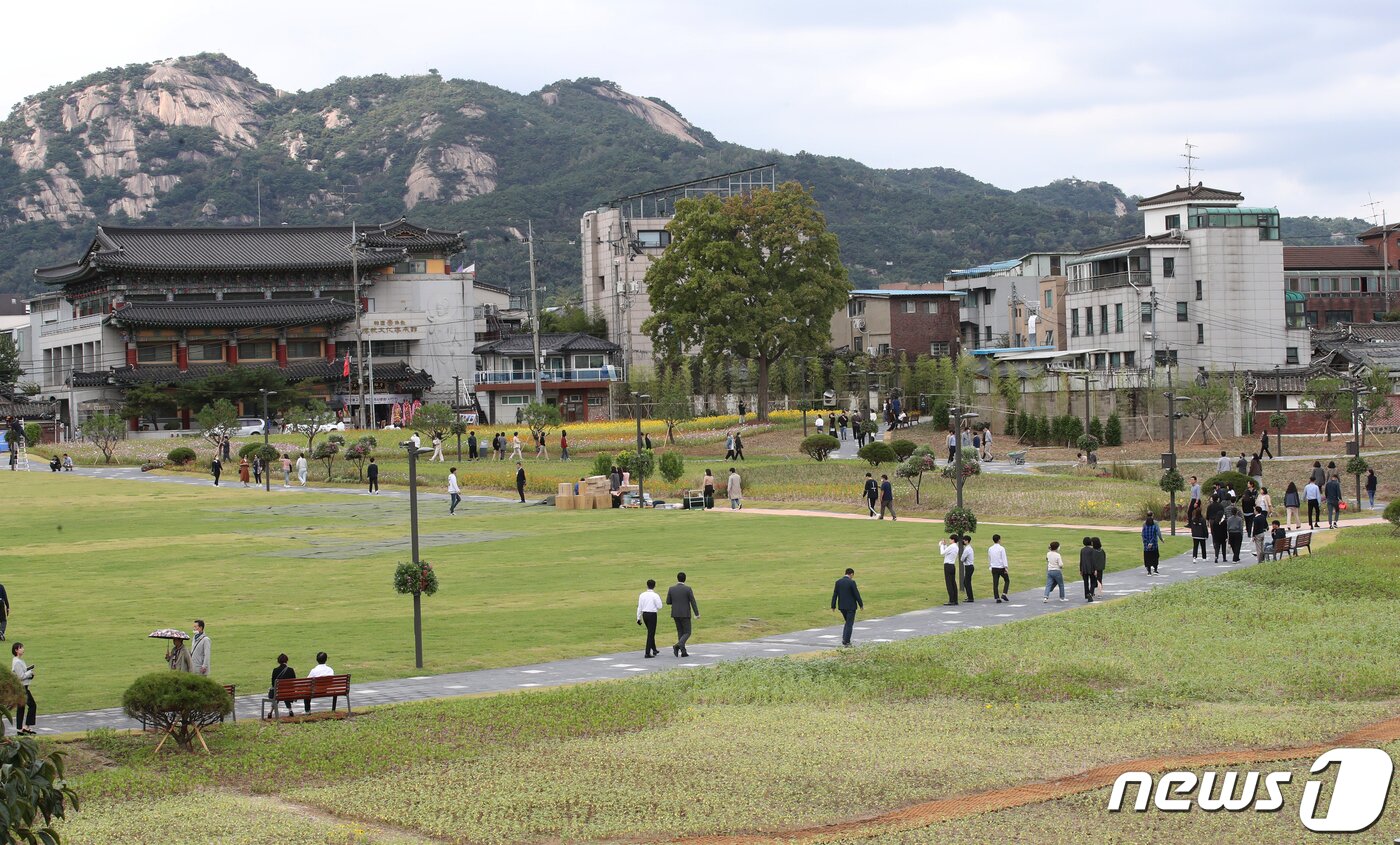 본문 이미지 - 6일 서울 종로구 경복궁 인근 송현동 부지에서 시민들이 산책을 즐기고 있다. 2022.10.6/뉴스1 ⓒ News1 송원영 기자