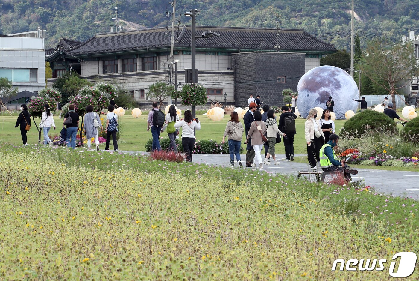 본문 이미지 - 6일 서울 종로구 경복궁 인근 송현동 부지에서 시민들이 산책을 즐기고 있다. 2022.10.6/뉴스1 ⓒ News1 송원영 기자