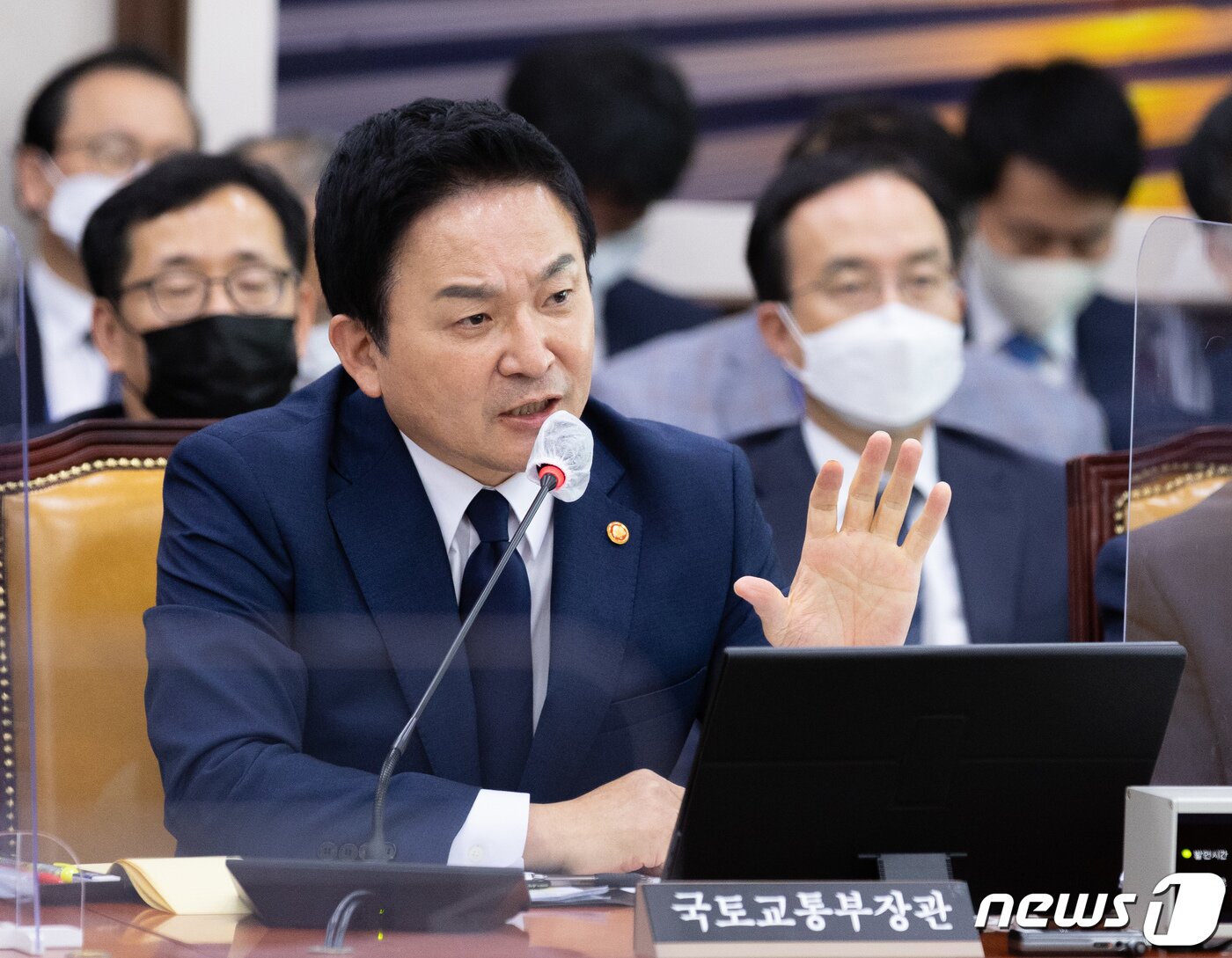 본문 이미지 - 원희룡 국토교통부 장관이 6일 서울 여의도 국회에서 열린 국토교통위원회의 국토교통부 등에 대한 국정감사에서 의원들의 질의에 답하고 있다. 2022.10.6/뉴스1 ⓒ News1 이재명 기자