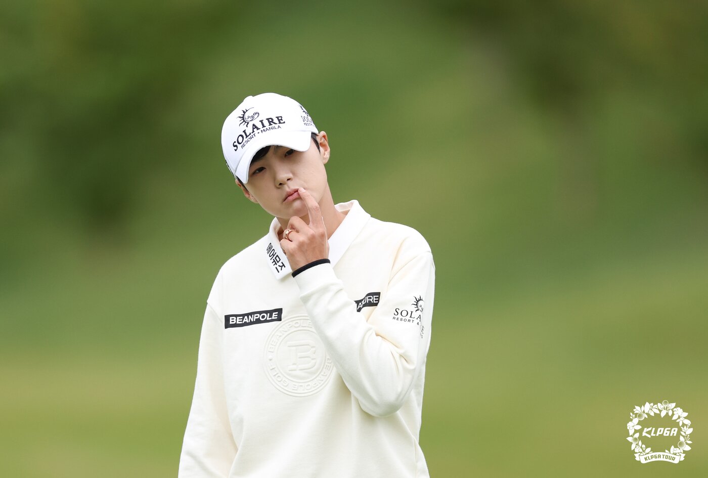 본문 이미지 - 박성현이 6일 경기 여주시 블루헤런CC에서 열린 한국여자프로골프(KLPGA) 투어 '제22회 하이트진로 챔피언십' 1라운드에서 4번홀 그린 공략을 고심하고 있다. (KLPGA 제공)