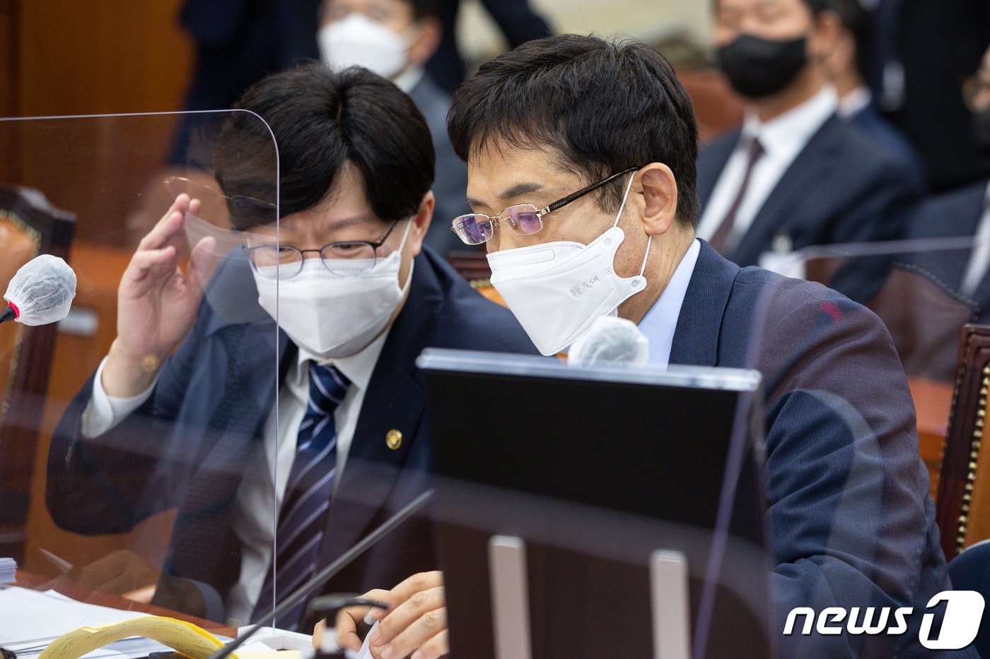 본문 이미지 - 김주현 금융위원장&#40;오른쪽&#41;과 김소영 금융위 부위원장이 6일 서울 여의도 국회에서 열린 정무위원회의 금융위원회에 대한 국정감사에서 대화를 나누고 있다. 2022.10.6/뉴스1 ⓒ News1 유승관 기자