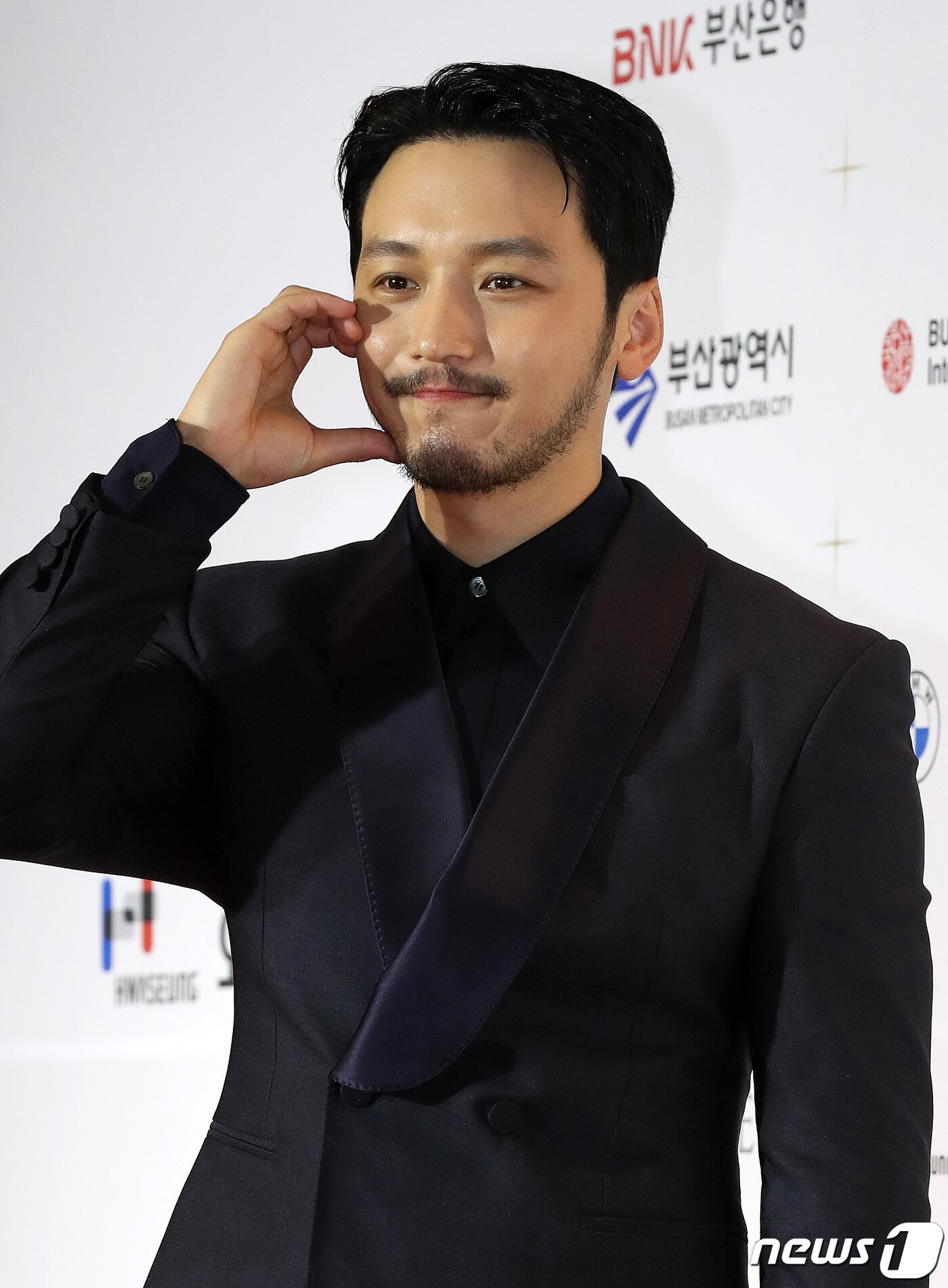 본문 이미지 - 배우 변요한이 6일 오후 부산 해운대구 시그니엘 부산 호텔에서 열린 31회 부일영화상 핸드프린팅 및 레드카펫 행사에 참석해 포즈를 취하고 있다. 2022.10.6/뉴스1 ⓒ News1 김진환 기자