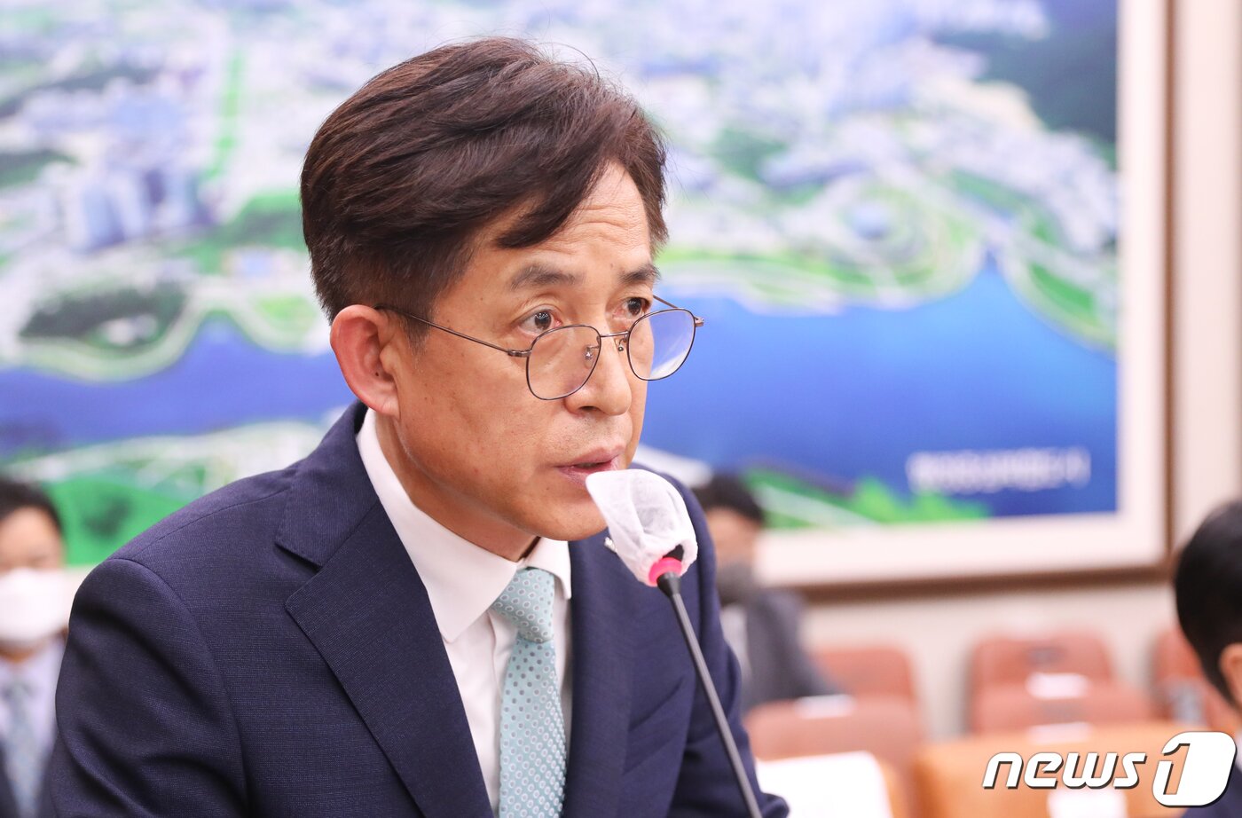본문 이미지 - 정익희 HDC현대 산업개발 대표가 6일 서울 여의도 국회에서 열린 국토교통위원회의 국토교통부 등에 대한 국정감사에 증인으로 출석해 의원들의 질의에 답하고 있다. 2022.10.6/뉴스1 ⓒ News1 허경 기자