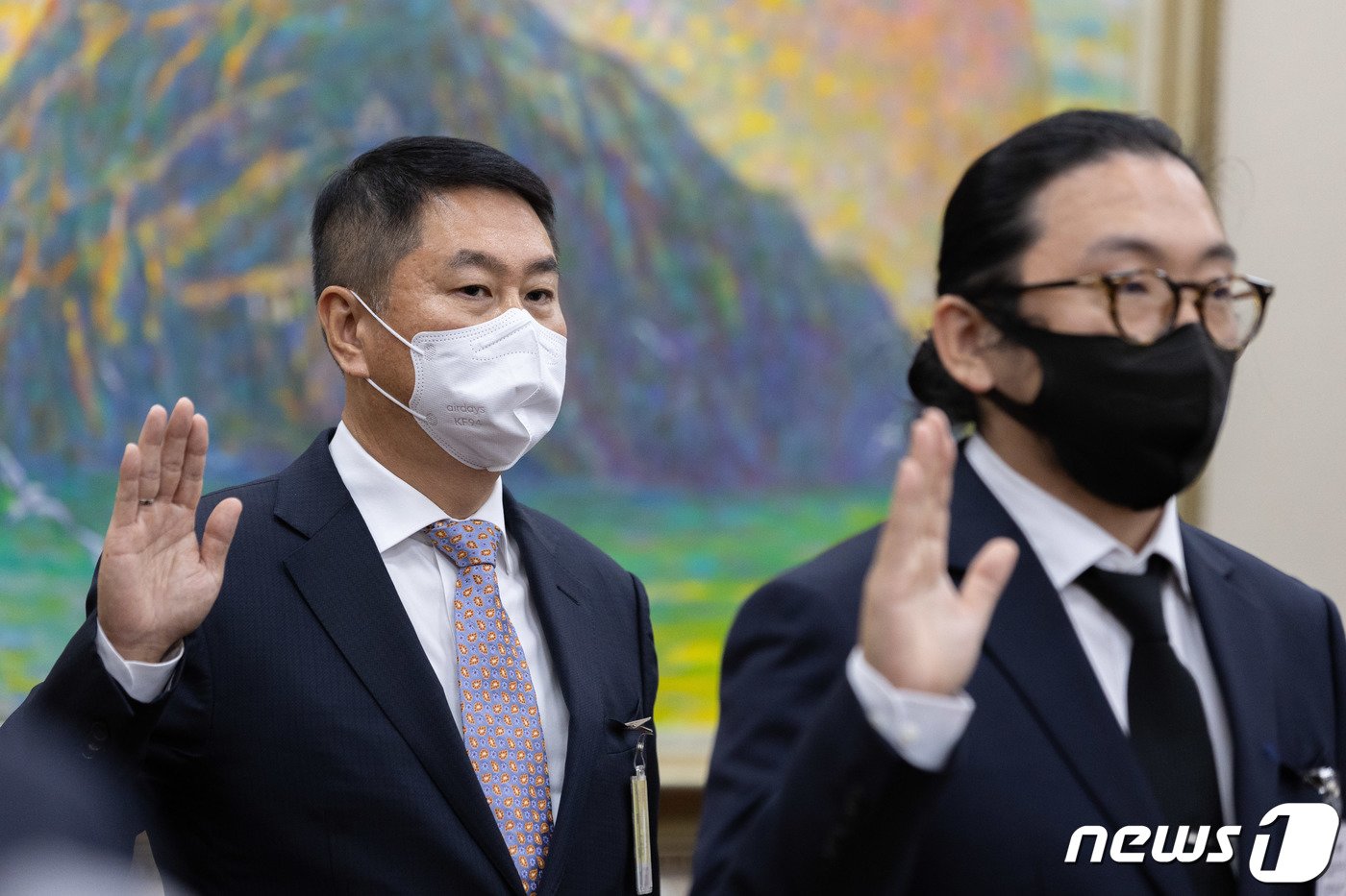 본문 이미지 - 이석우 두나무 대표&#40;왼쪽&#41;가 6일 오후 서울 여의도 국회에서 열린 정무위원회의 금융위원회 국정감사에 증인으로 출석, 선서를 하고 있다. 2022.10.6/뉴스1 ⓒ News1 이재명 기자