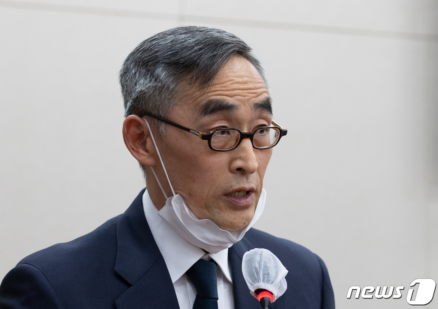 (서울=뉴스1) 이재명 기자 = 윤종하 MBK파트너스 부회장이 6일 오후 서울 여의도 국회에서 열린 산업통상자원중소벤처기업위원회 국정감사에서 증인으로 출석, 의원 질의에 답변하고 …