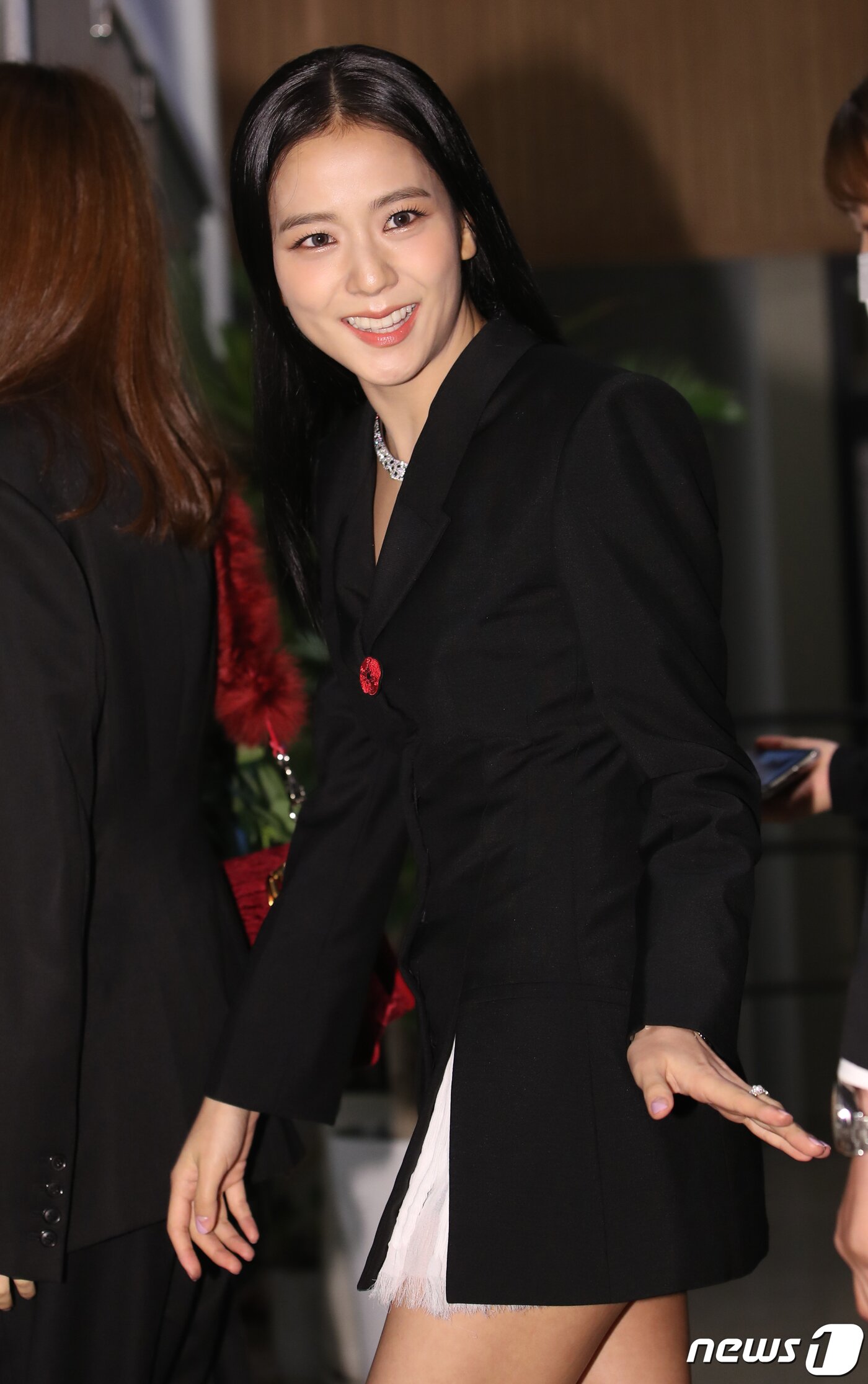 본문 이미지 - 블랙핑크(BLACKPINK) 지수가 6일 오후 서울 서초구 서울웨이브 아트센터에서 열린 까르띠에 메종 청담 리오프닝 기념 파티에서 사랑스러운 인사를 하고 있다. ⓒ News1 권현진 기자