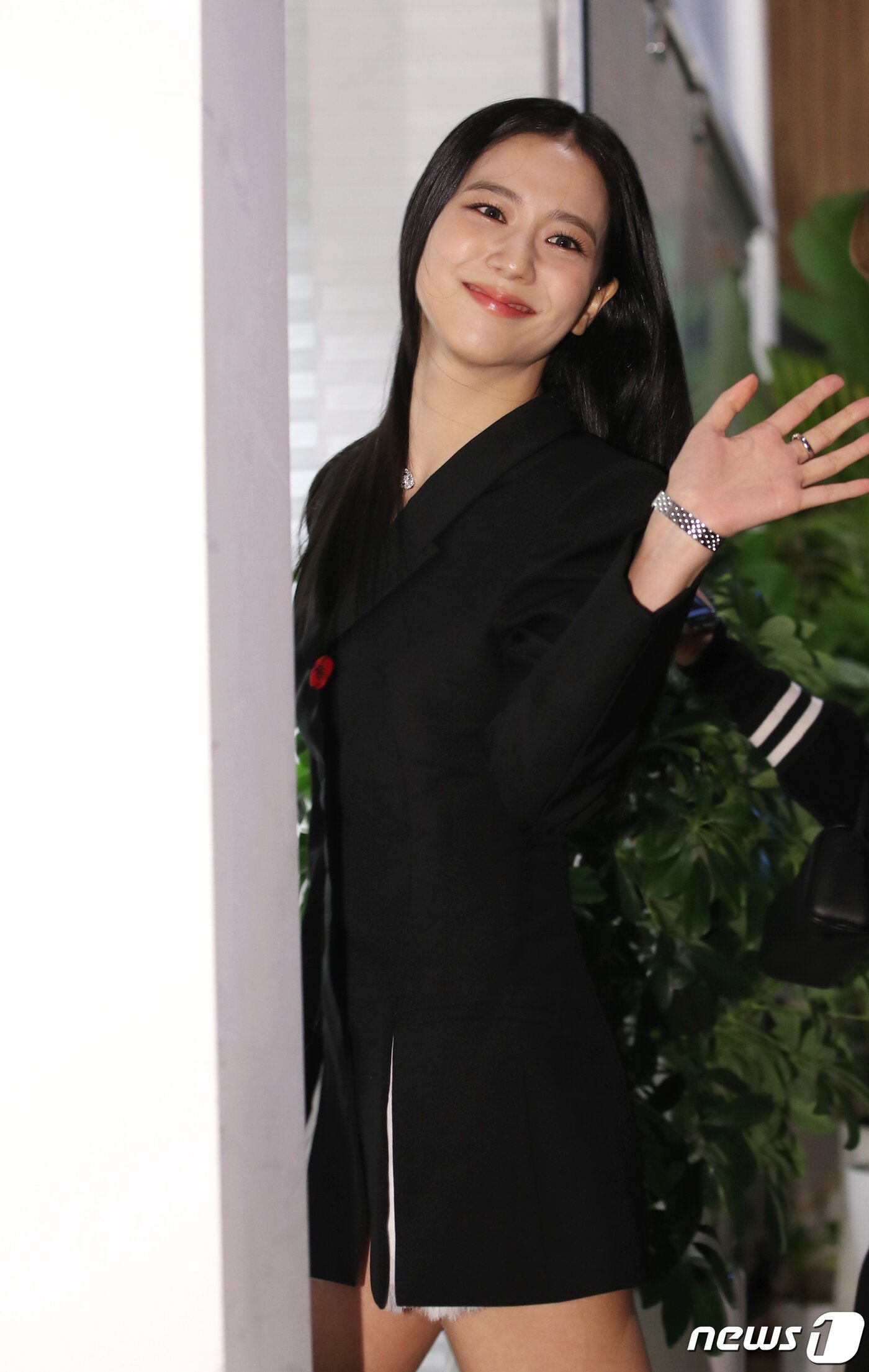 본문 이미지 - 블랙핑크(BLACKPINK) 지수가 6일 오후 서울 서초구 서울웨이브 아트센터에서 열린 까르띠에 메종 청담 리오프닝 기념 파티에서 손을 흔들고 있다. ⓒ News1 권현진 기자