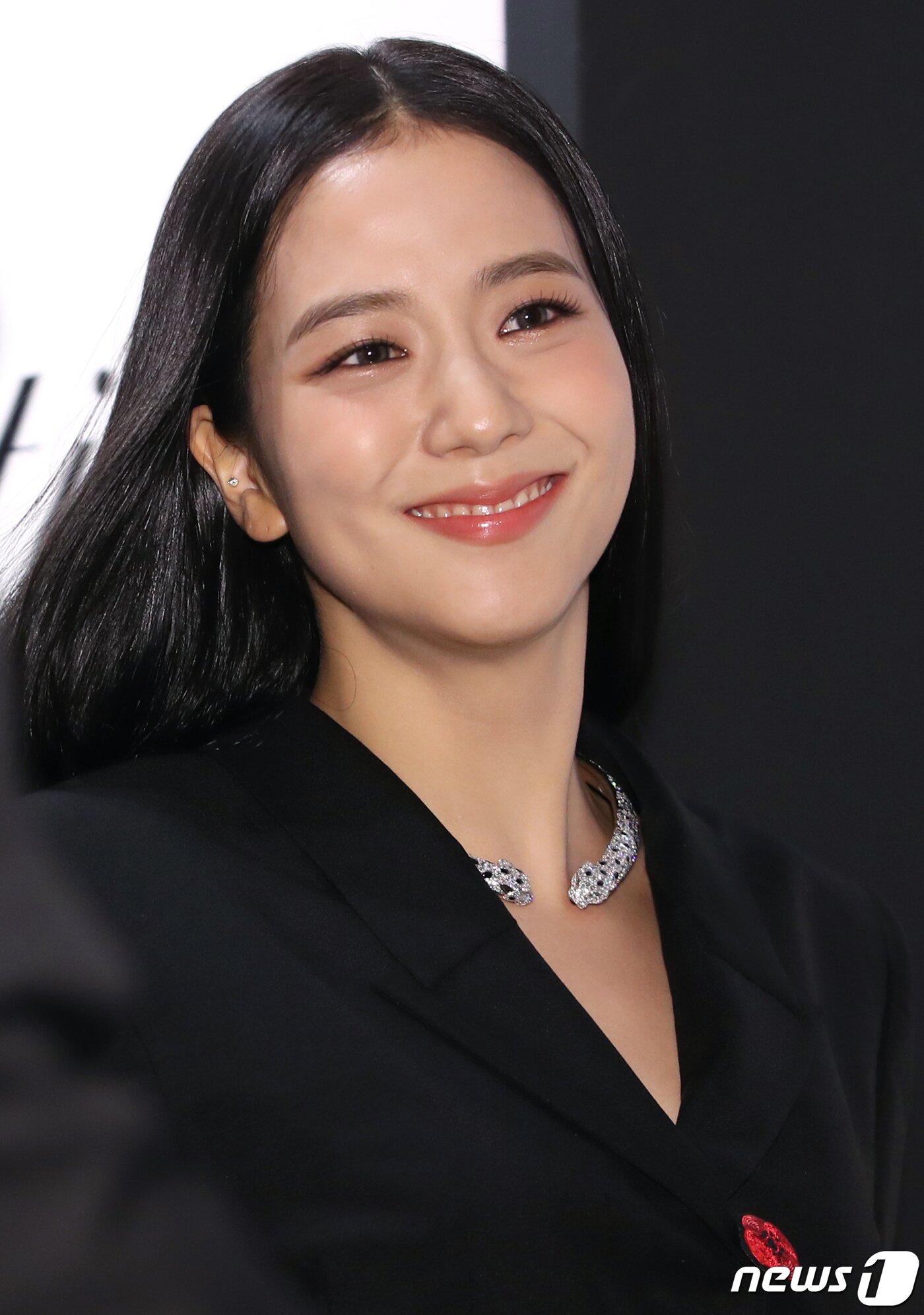 본문 이미지 - 블랙핑크(BLACKPINK) 지수가 6일 오후 서울 서초구 서울웨이브 아트센터에서 열린 까르띠에 메종 청담 리오프닝 기념 파티에 뱀 모양의 목걸이를 하고 참석해 해맑은 미소를 짓고 있다.  ⓒ News1 권현진 기자