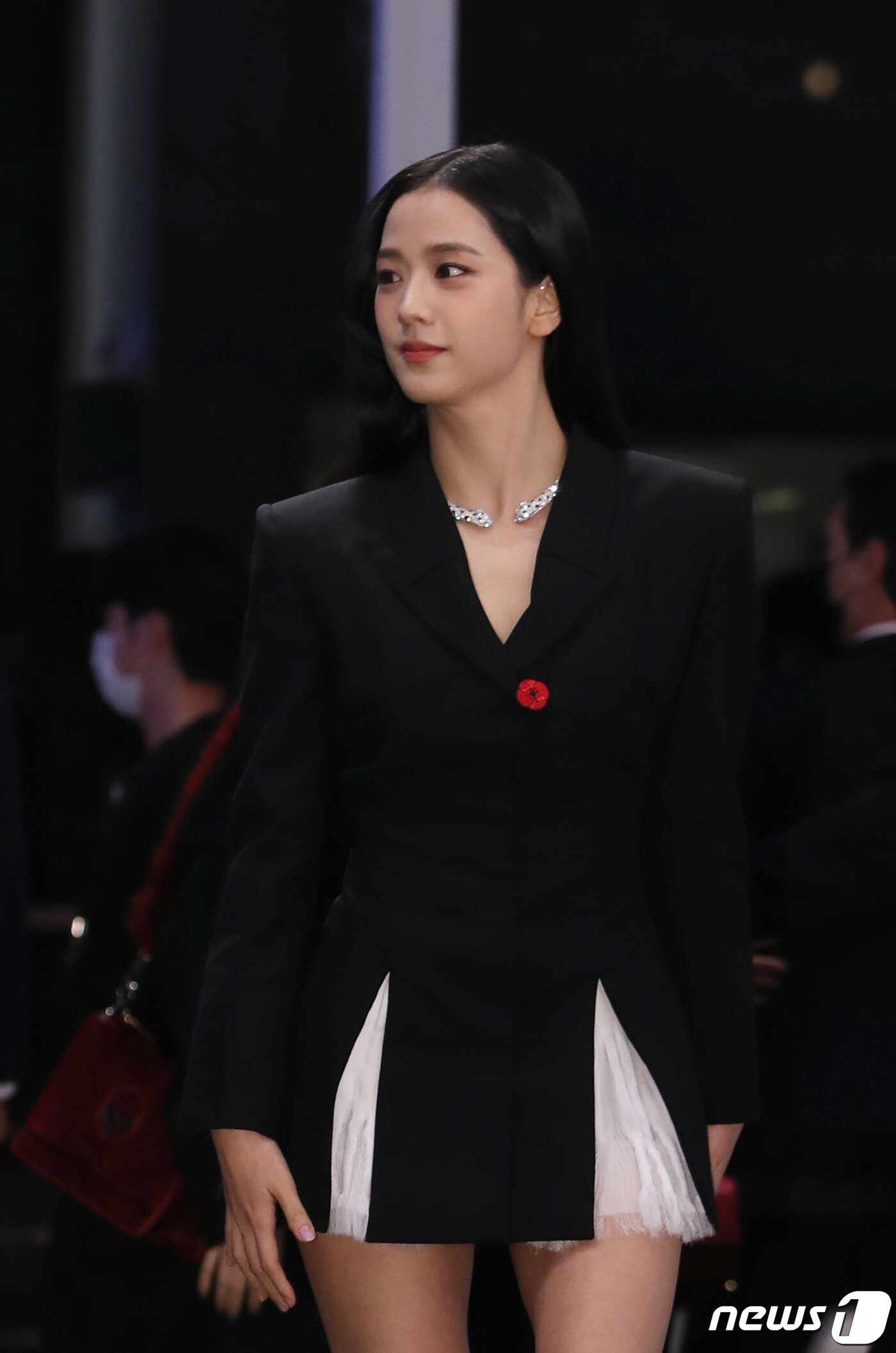 본문 이미지 - 블랙핑크(BLACKPINK) 지수가 6일 오후 서울 서초구 서울웨이브 아트센터에서 열린 까르띠에 메종 청담 리오프닝 기념 파티에 도착해 포토월로 이동하고 있다. ⓒ News1 권현진 기자