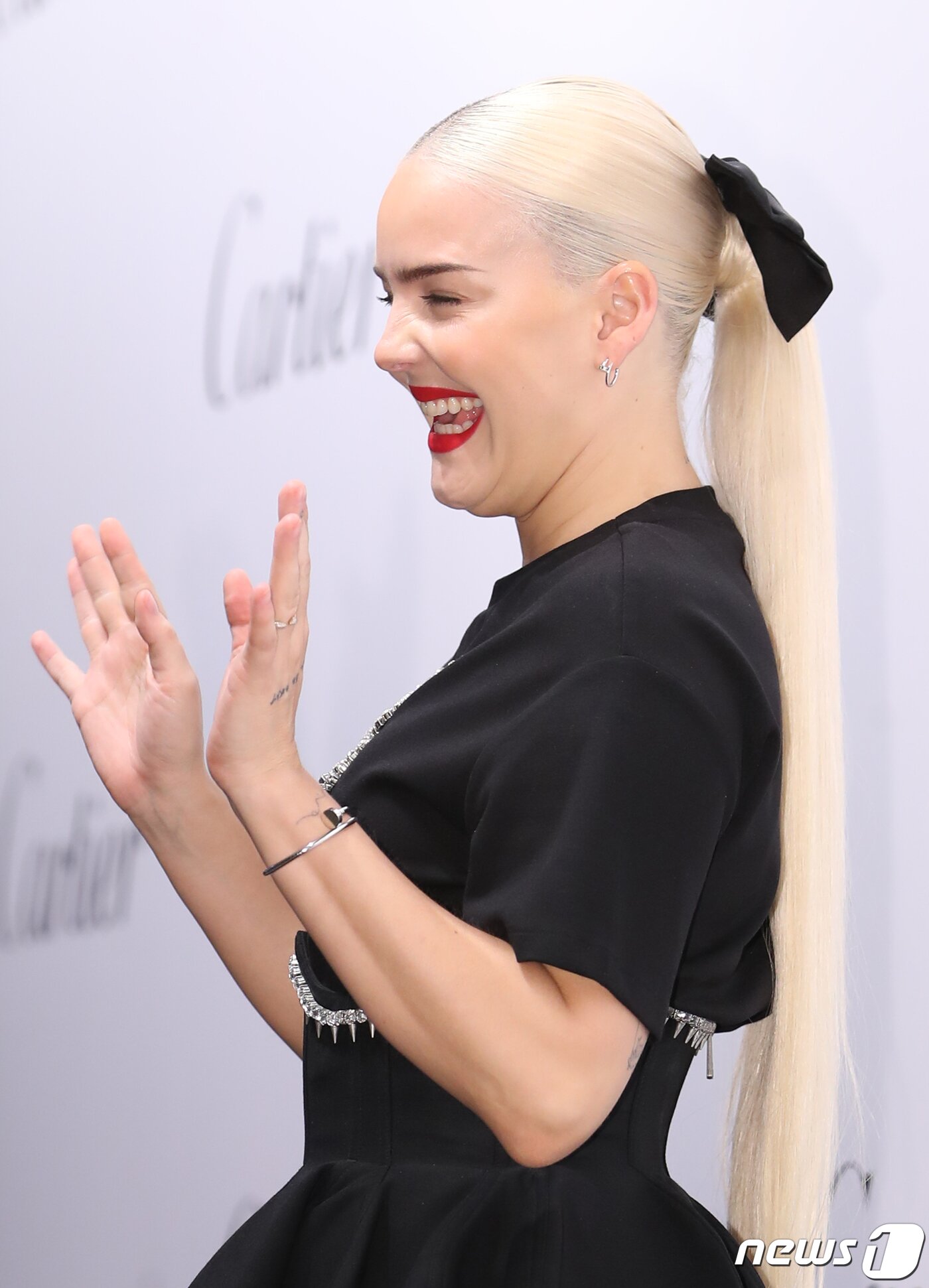 본문 이미지 - 영국 싱어송라이터 앤 마리(Anne-Marie)가 6일 오후 서울 서초구 서울웨이브 아트센터에서 열린 까르띠에 메종 청담 리오프닝 기념 파티에서 손을 흔들고 있다. ⓒ News1 권현진 기자