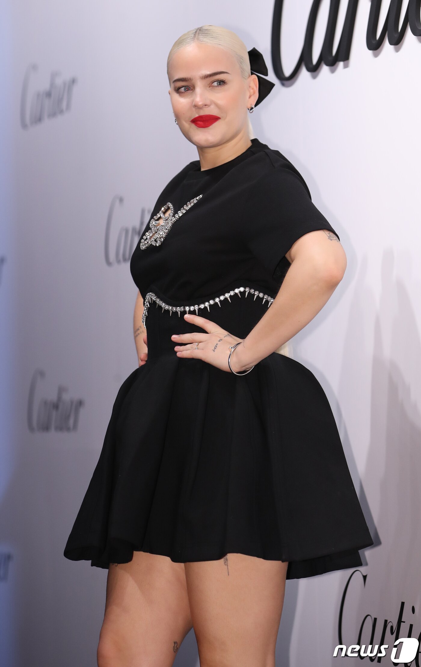본문 이미지 - 영국 싱어송라이터 앤 마리(Anne-Marie)가 6일 오후 서울 서초구 서울웨이브 아트센터에서 열린 까르띠에 메종 청담 리오프닝 기념 파티에서 매력을 발산하고 있다. ⓒ News1 권현진 기자