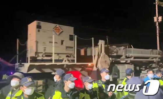 주한미군 사드(THAAD·고고도미사일방어체계) 성능 개량 관련 장비를 실은 트럭이 경북 성주군 초전면 소성리 사드기지로 진입하고 있다. (사드 철회 소성리 종합상황실 제공) 2022.10.7/뉴스1