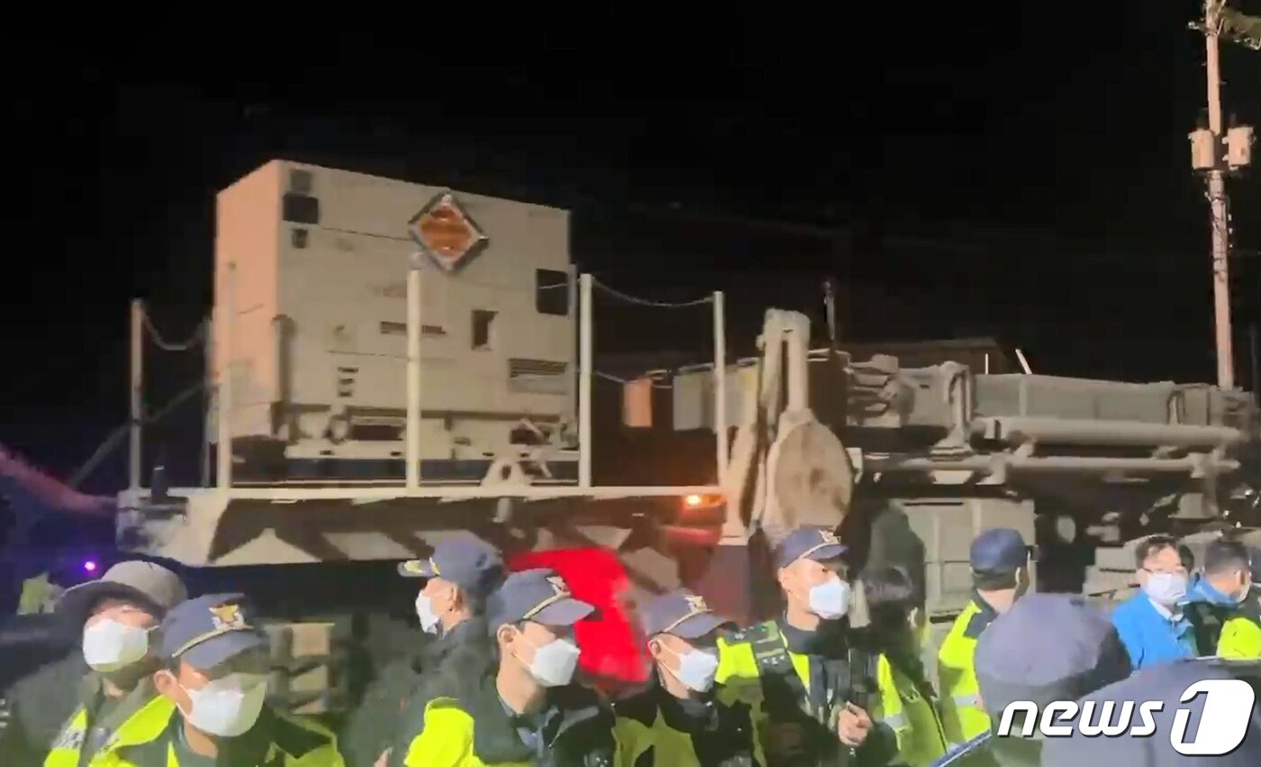 본문 이미지 - 주한미군 사드(THAAD·고고도미사일방어체계) 성능 개량 관련 장비를 실은 트럭이 경북 성주군 초전면 소성리 사드기지로 진입하고 있다. (사드 철회 소성리 종합상황실 제공) 2022.10.7/뉴스1