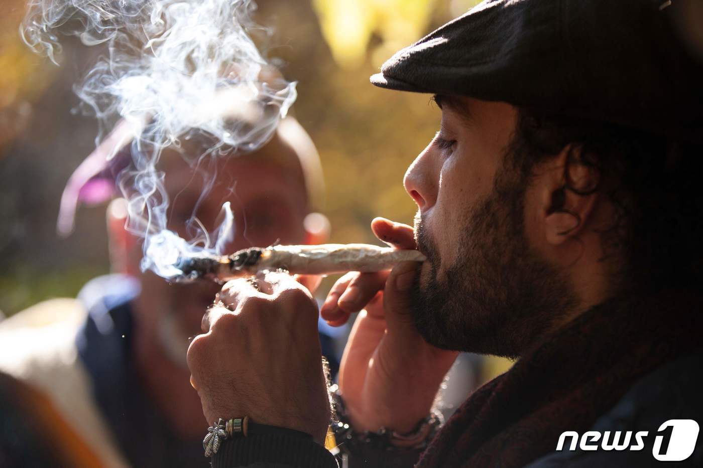 본문 이미지 - 한 남성이 대마초를 피우고 있다. (자료사진) ⓒ AFP=뉴스1 ⓒ News1 정윤영 기자