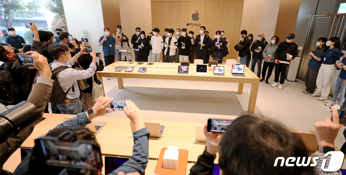 (서울=뉴스1) 장수영 기자 = 애플의 아이폰14 등 신제품이 국내에 정식 출시한 7일 서울 중구 애플스토어 명동점에서 제품을 구매한 시민들이 세리머니를 하고 있다. 2022.10 …