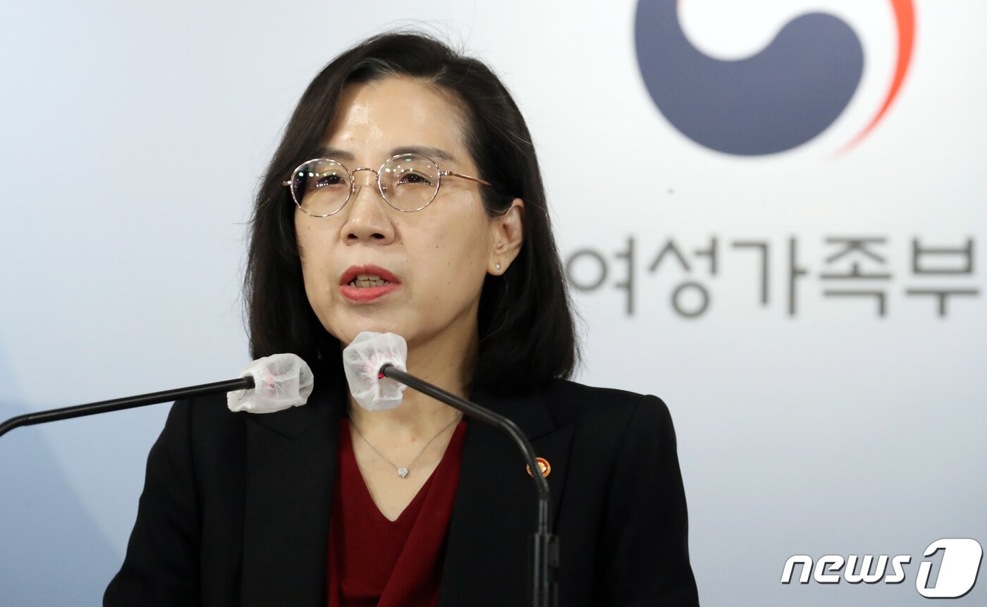 본문 이미지 - 김현숙 여성가족부 장관이 7일 오전 서울 종로구 세종대로 정부서울청사에서 여성가족부 폐지 정부조직 개편방안 관련 설명회를 하고 있다. 2022.10.7/뉴스1 ⓒ News1 김명섭 기자