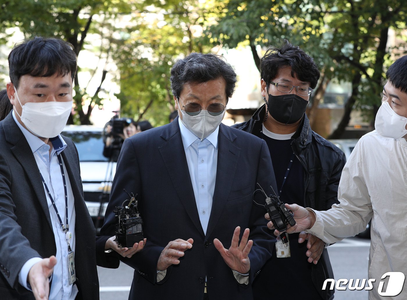 본문 이미지 - 강영권 에디슨모터스 회장이 7일 오전 서울 양천구 남부지방법원에서 열린 구속 전 피의자심문(영장실질심사)에 출석하고 있다. 강 회장은 쌍용자동차 인수 추진 과정에서 허위정보를 공시해 주가를 조작한 혐의를 받고 있다. 2022.10.7/뉴스1 ⓒ News1 신웅수 기자