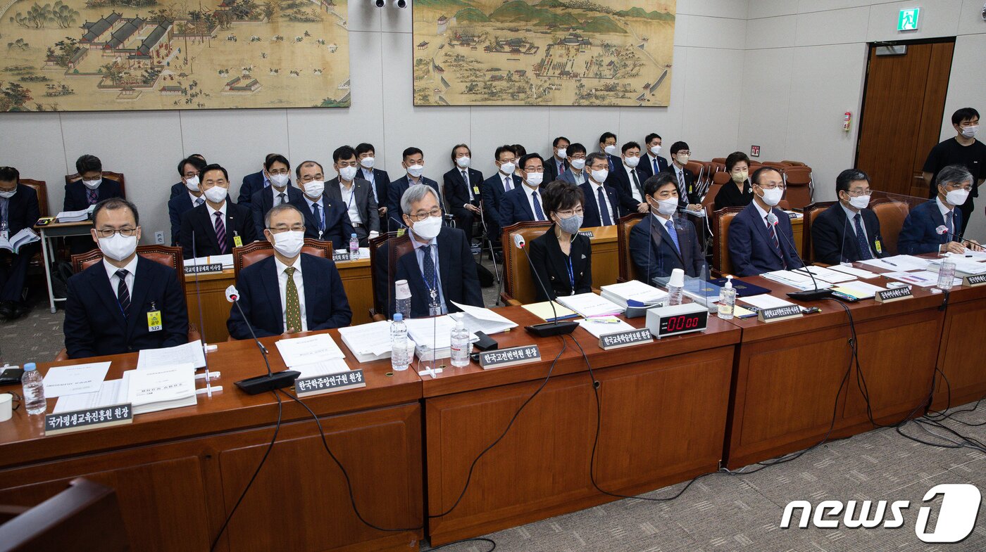 본문 이미지 - 7일 서울 여의도 국회에서 열린 교육위원회의 사립학교교직원연금공단, 국가평생교육진흥원, 한국장학재단, 한국사학진흥재단, 한국연구재단, 한국교직원공제회, 한국교육학술정보원, 한국대학교육협의회, 한국전문대학교육협의회, 한국고전번역원, 동북아역사재단, 한국학중앙연구원, 한국교육시설안전원에 대한 국정감사에서 피감기관 관계자들이 출석해 자리 하고 있다. 2022.10.7/뉴스1 ⓒ News1 유승관 기자