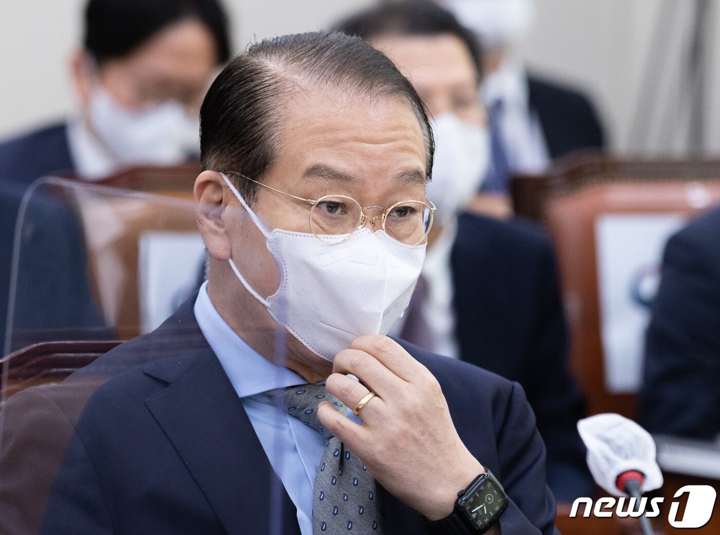 본문 이미지 - 권영세 통일부 장관이 7일 오전 서울 여의도 국회에서 열린 외교통일위원회의 통일부·북한이탈주민지원재단·남북교류지원협회·민주평화통일자문회의사무처에 대한 국정감사에서 마스크를 매만지고 있다. 2022.10.7/뉴스1 ⓒ News1 이재명 기자