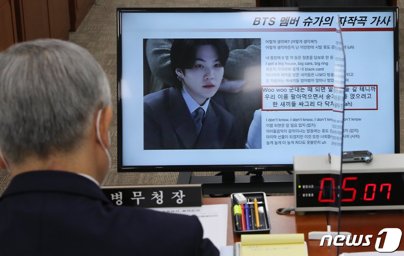 본문 이미지 - 한기호 국민의힘 의원이 7일 국회 국방위원회의 병무청 국정감사에서 이기식 병무청장에게 BTS의 병역 관련 질의를 하고 있다. 2022.10.7/뉴스1 ⓒ News1 허경 기자