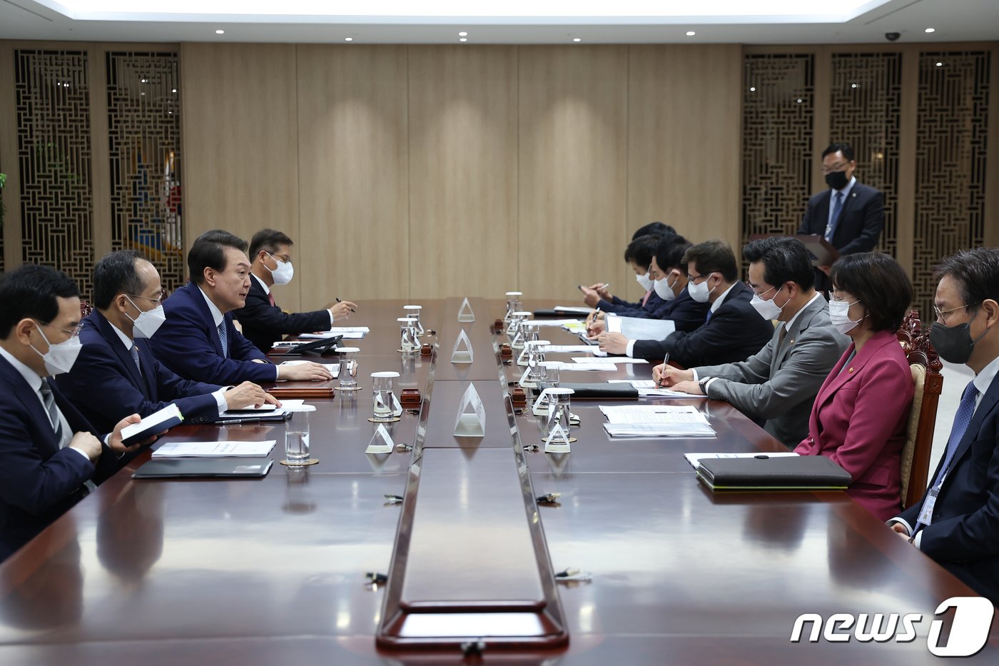 윤석열 대통령이 7일 용산 대통령실에서 제10차 비상경제민생회의를 주재하고 있다. &#40;대통령실 제공&#41; 2022.10.7/뉴스1 ⓒ News1 안은나 기자