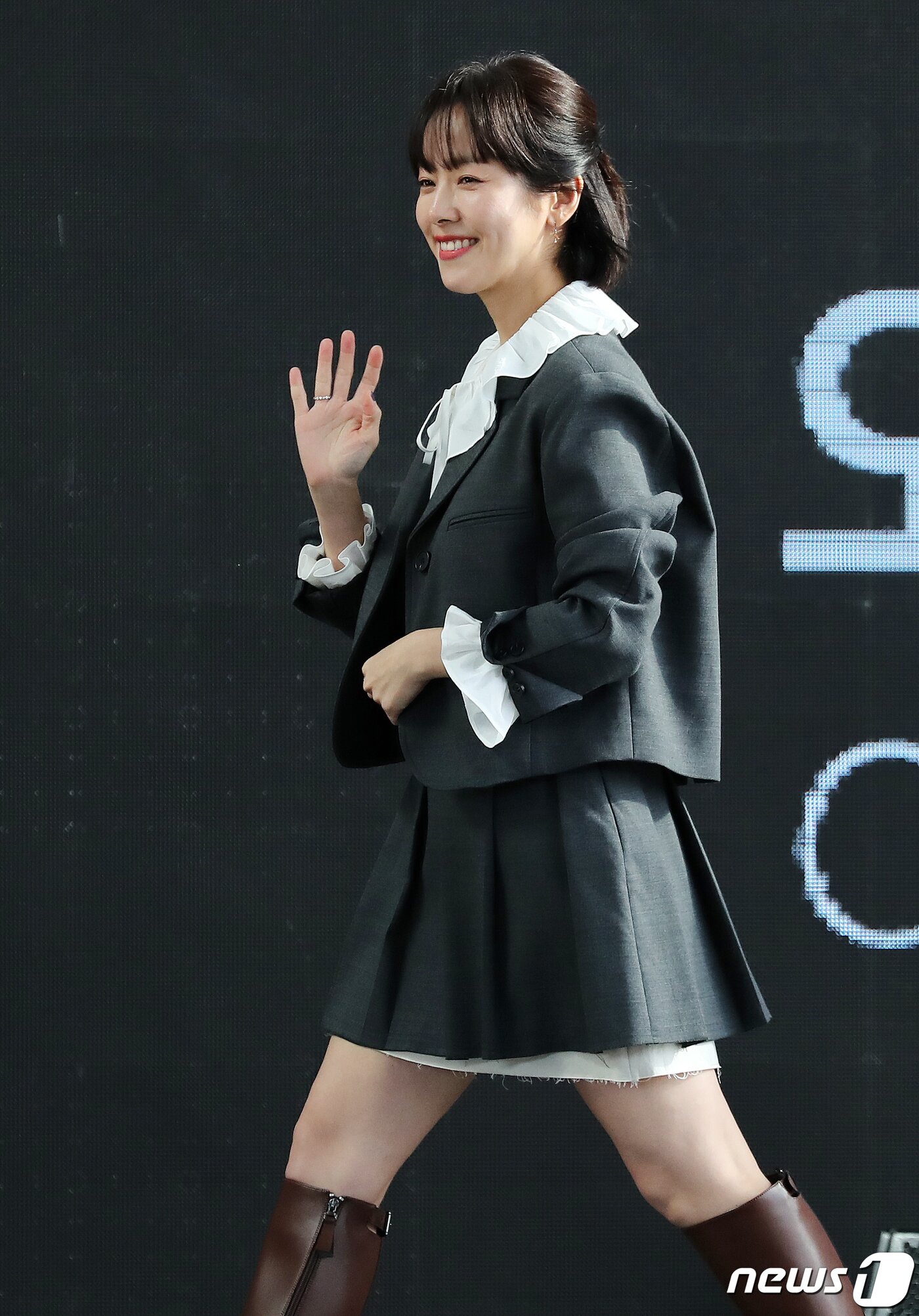 본문 이미지 - 티빙 오리지널 시리즈 '욘더'의 배우 한지민이 7일 부산 해운대구 영화의전당 BIFFXGENESIS 야외무대에서 열린 제27회 부산국제영화제 오픈 토크에 참석하고 있다. 2022.10.7/뉴스1 ⓒ News1 김진환 기자