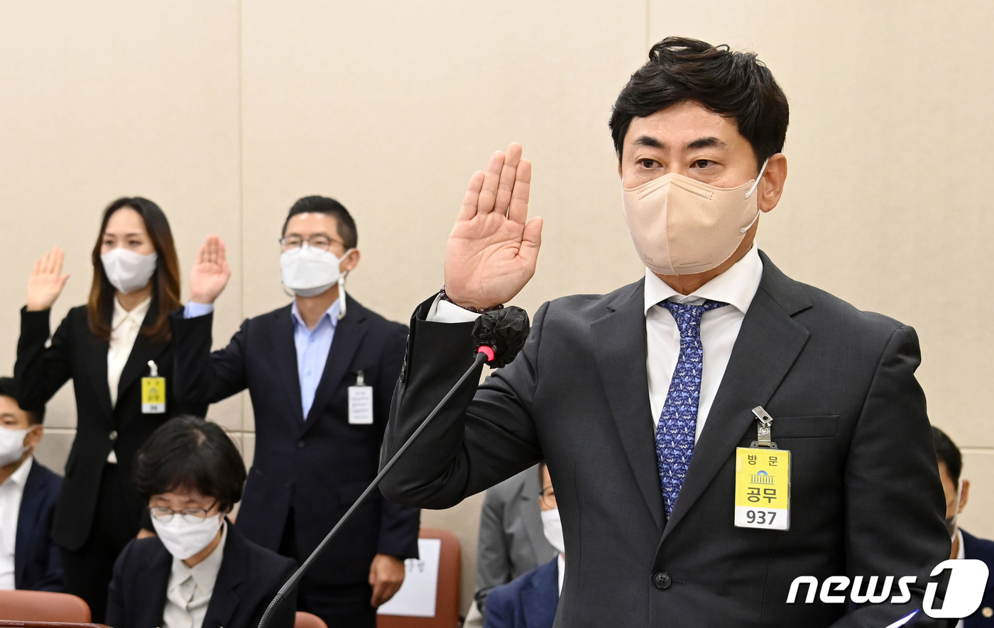 (서울=뉴스1) 허경 기자 = 김양수 네오팜 대표가 7일 국회 보건복지위원회에서 열린 식품의약품안전처 등에 대한 국정감사에 증인으로 출석해 선서하고 있다. (공동취재) 2022.1 …