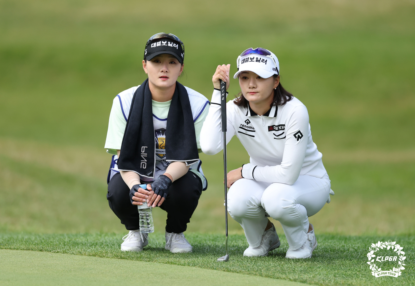 (서울=뉴스1) = 김새로미와 김아로미가 7일 경기도 여주시 블루헤런GC에서 열린 KLPGA(한국여자프로골프)투어 제22회 하이트진로 챔피언십 2라운드 2번홀에서 그린을 살피고 있 …