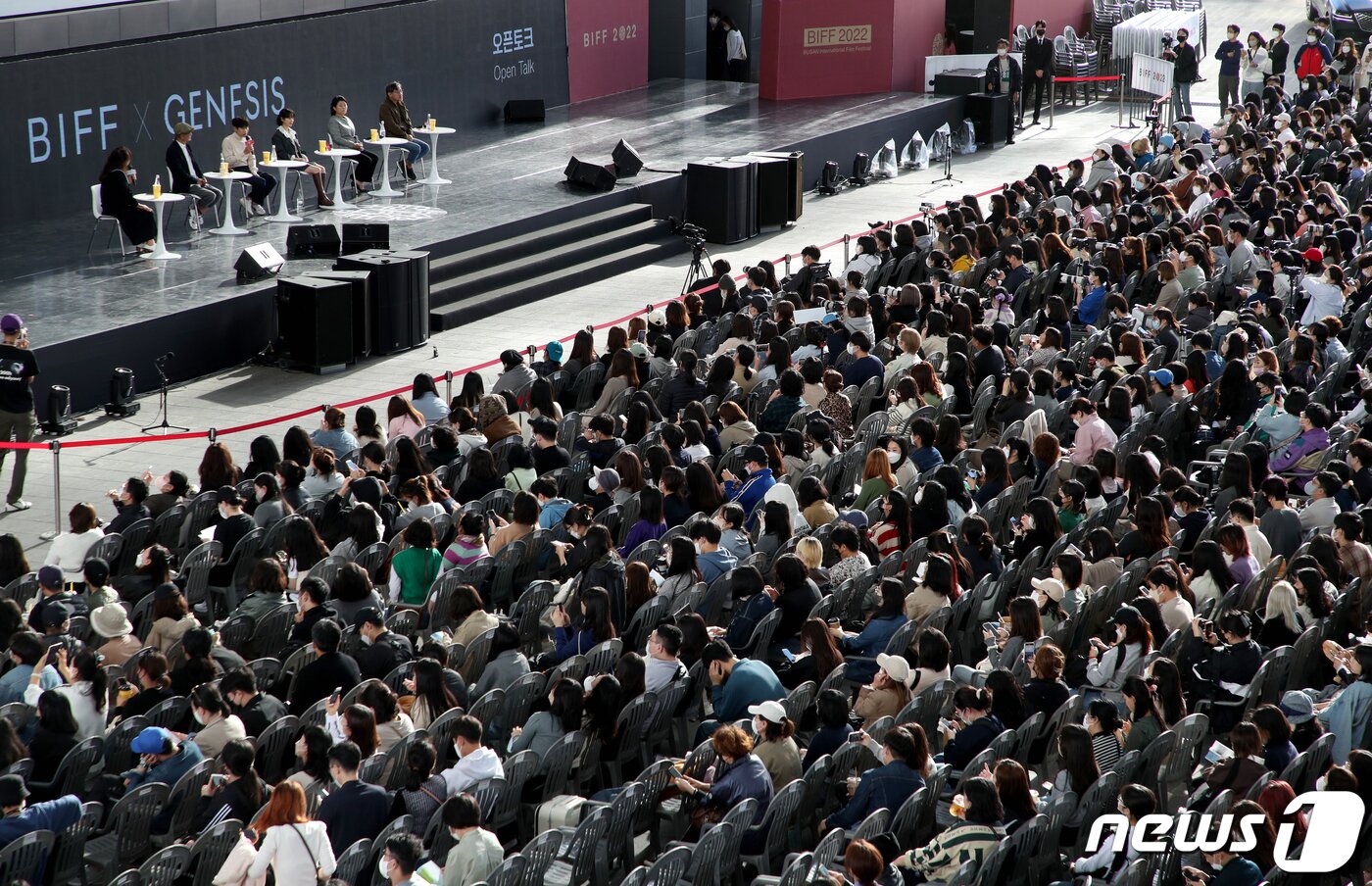 본문 이미지 - 7일 부산 해운대구 영화의전당 BIFFXGENESIS 야외무대에서 열린 제27회 부산국제영화제 '욘더' 오픈토크를 찾은 관객들로 북적이고 있다. 2022.10.7/뉴스1 ⓒ News1 김영훈 기자