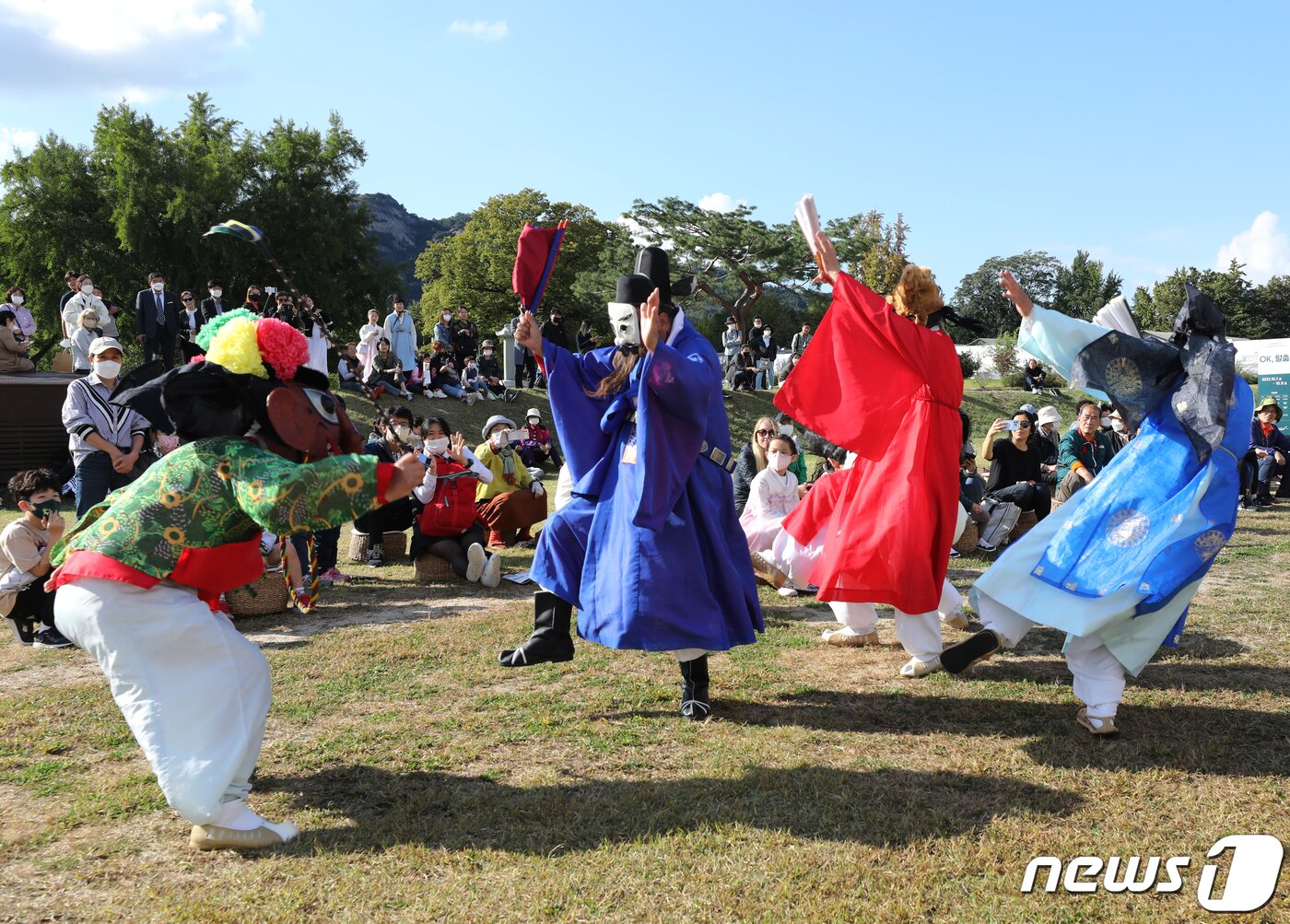 본문 이미지 - '2022 가을 궁중문화축전'에서 'OK, 탈춤' 동래야류 공연이 진행되고 있다.(뉴스1 DB) /뉴스1 ⓒ News1 송원영 기자