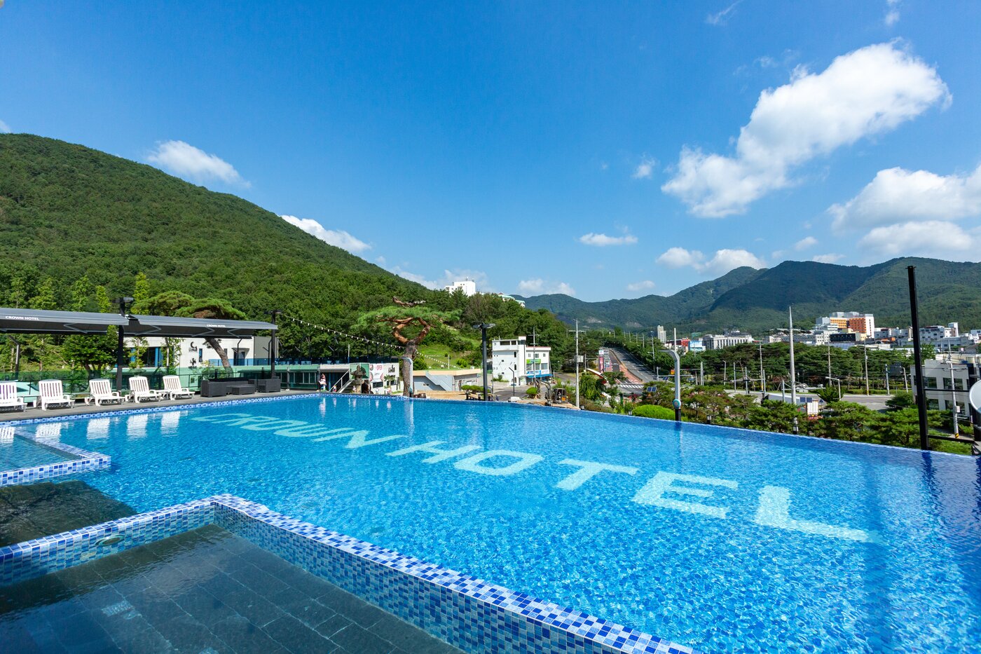 본문 이미지 -  사계절 노천야외 온천 수영을 할 수 있다(창녕 크라운호텔 제공)