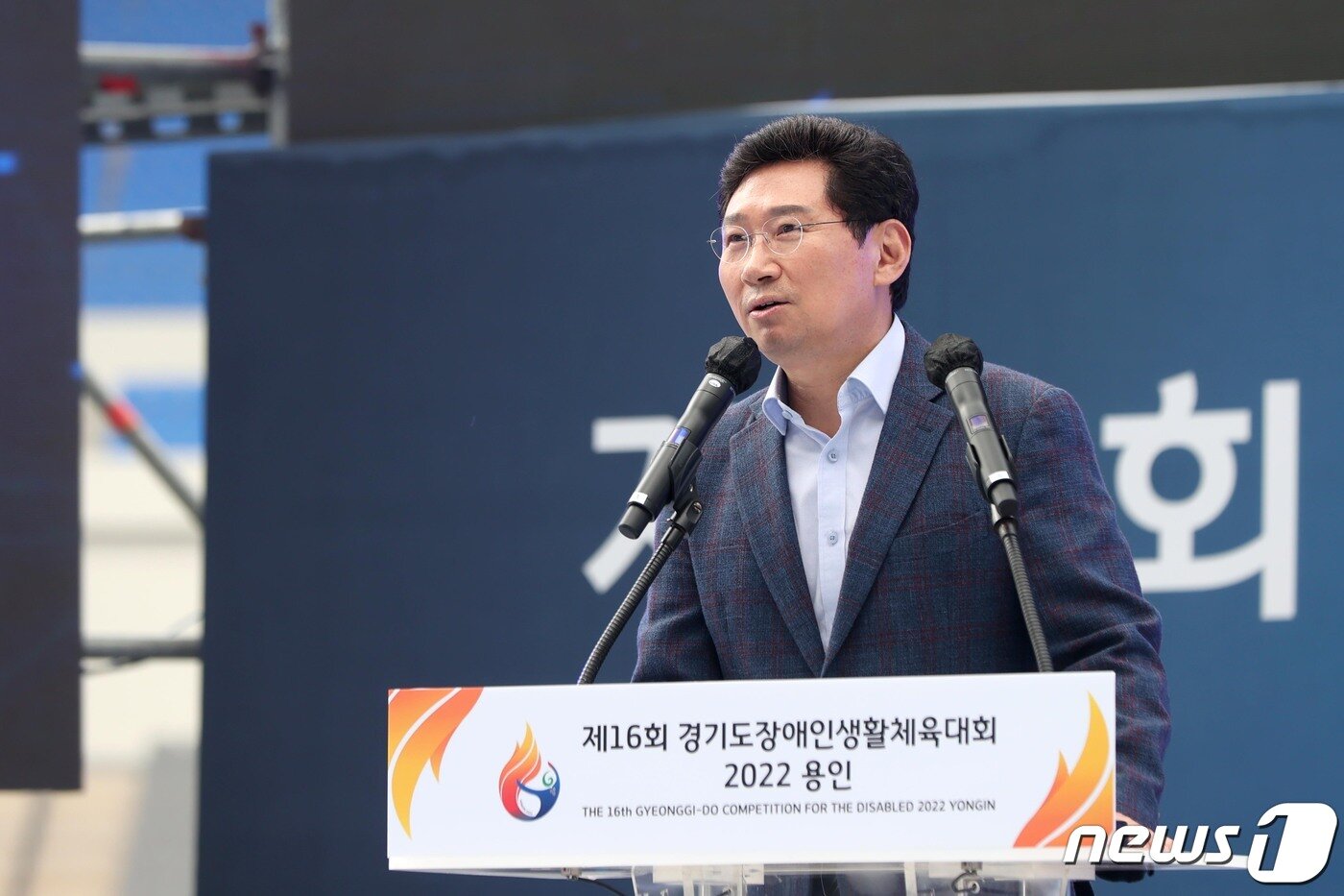 본문 이미지 - 이상일 용인특례시장이 7일 열린 '제16회 경기도장애인생활체육대회 2022 용인' 개회식에서 환영사를 하고 있다.(용인시 제공)