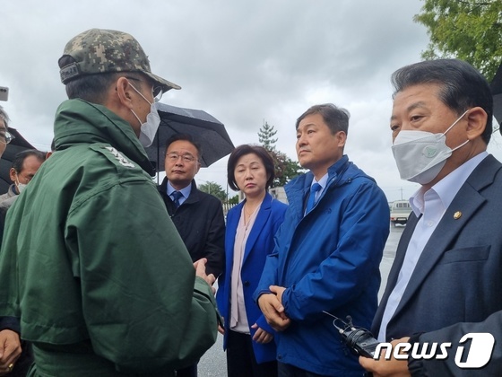 더불어민주당 국방위, 강릉 미사일 낙탄 사고 현장 방문