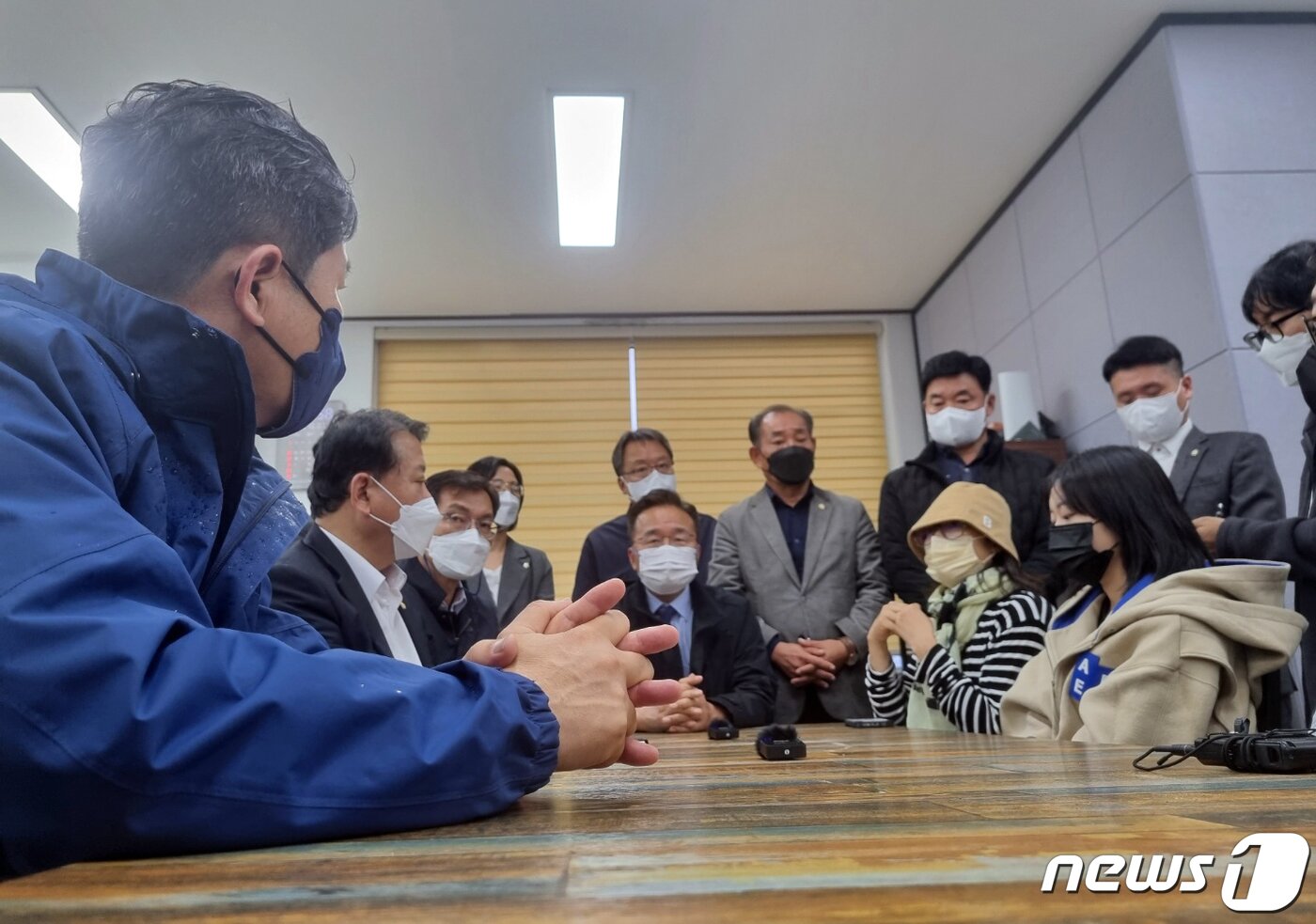 본문 이미지 - 국회 국방위원회 더불어민주당 김병주, 김영배, 송옥주 의원과 김우영 강원도당위원장 등이 7일 오후 현무미사일 낙탄 사고가 발생한 강원 강릉 공군부대 인근에서 주민들과 간담회를 갖고 있다. 이번 낙탄 사고는 지난 4일 밤 북한 중거리 탄도미사일(IRBM) 도발 대응 조치로 발사했던 현무-2C 탄도미사일 1발이 비정상적으로 비행해 부대로 떨어지면서 폭발, 섬광 등이 발생했다. 2022.10.7/뉴스1 ⓒ News1 윤왕근 기자