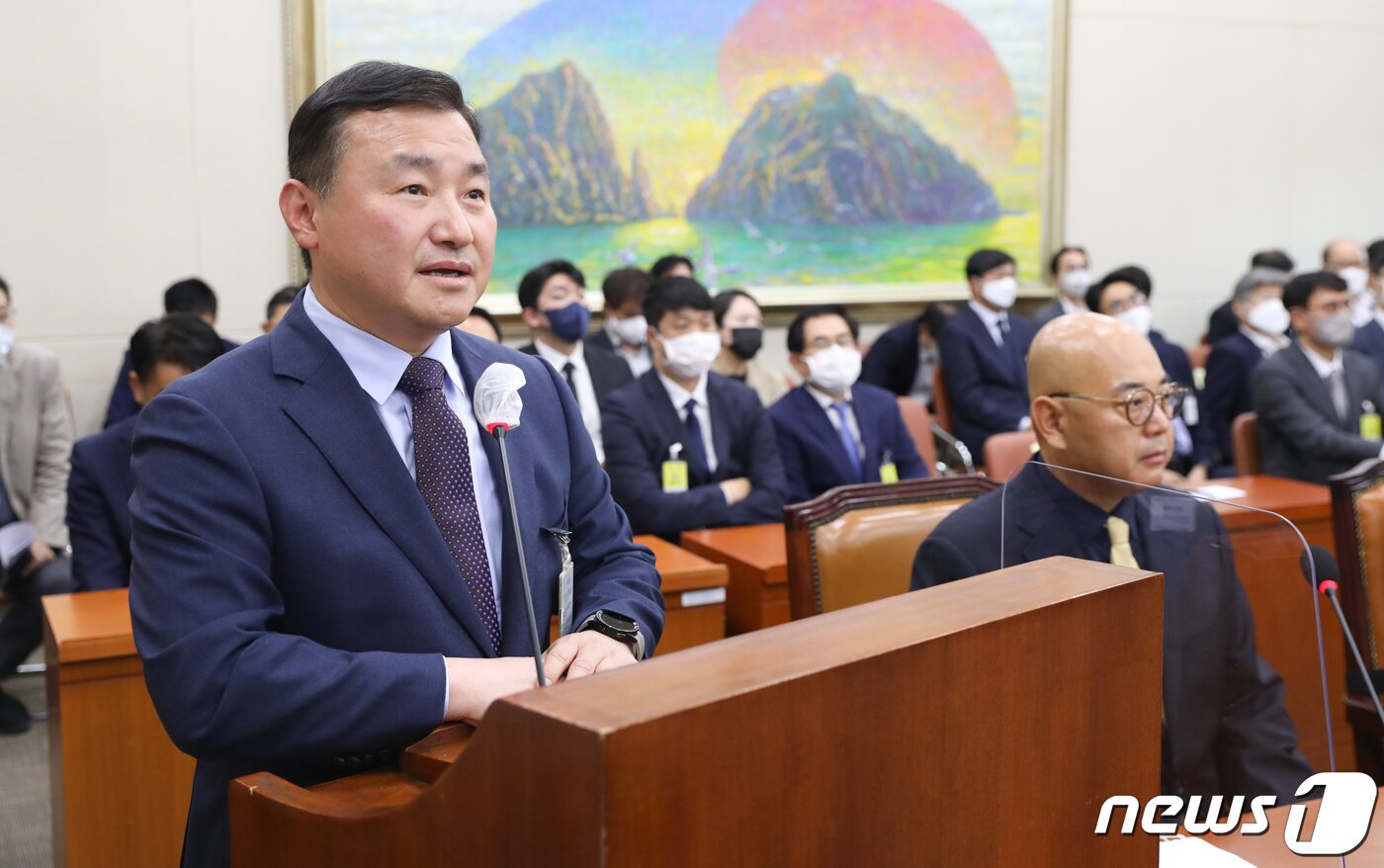 본문 이미지 - 노태문 삼성전자 사장이 7일 서울 여의도 국회에서 열린 정무위원회의 공정거래위원회, 한국소비자원, 한국공정거래조정원에 대한 국정감사에 증인으로 출석해 의원 질의에 답하고 있다. 2022.10.7/뉴스1 ⓒ News1 허경 기자