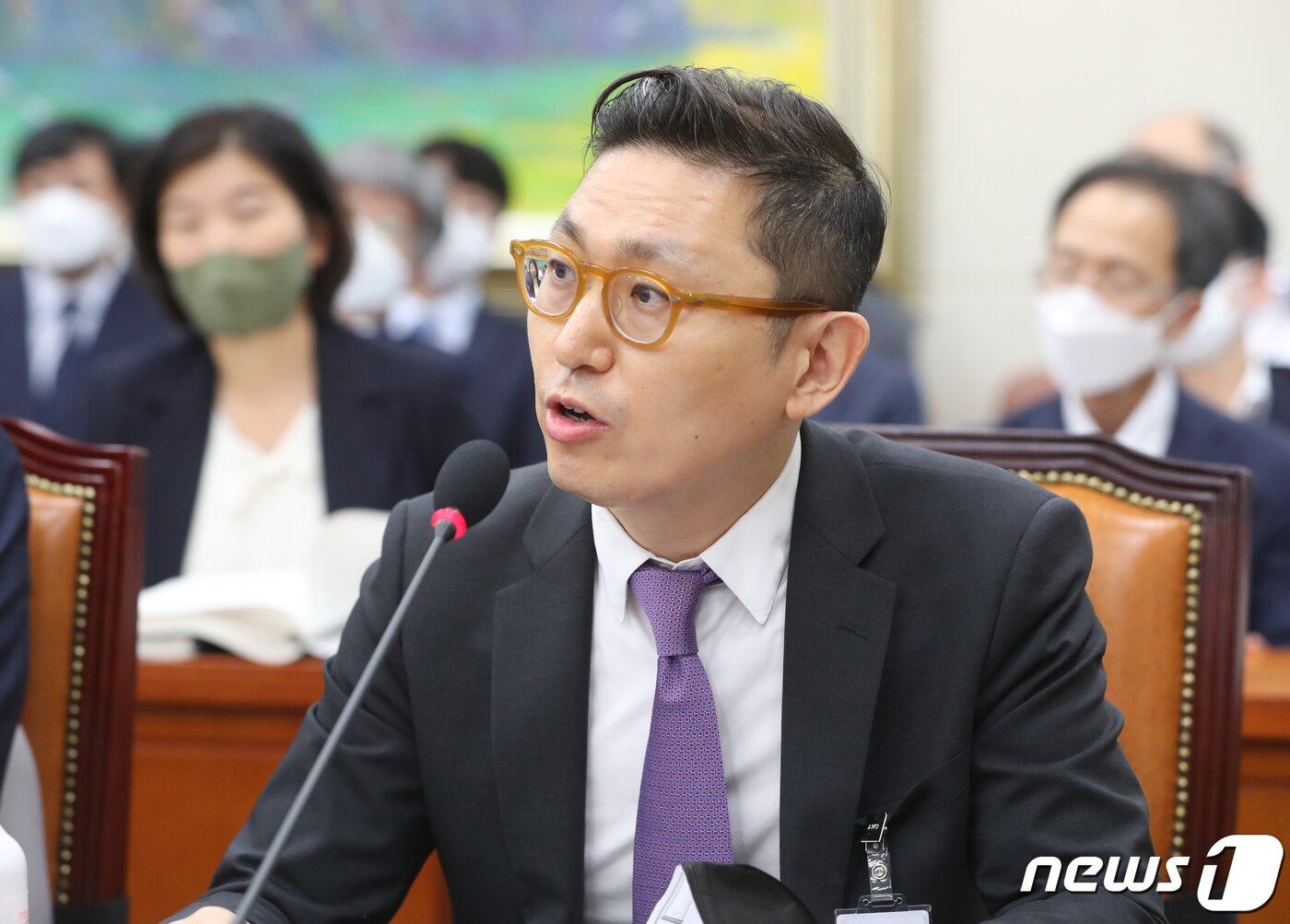 본문 이미지 - 안철현 애플코리아 대외협력총괄 부사장이 7일 서울 여의도 국회에서 열린 정무위원회의 공정거래위원회, 한국소비자원, 한국공정거래조정원에 대한 국정감사에 증인으로 출석해 의원 질의에 답하고 있다. 2022.10.7/뉴스1 ⓒ News1 허경 기자