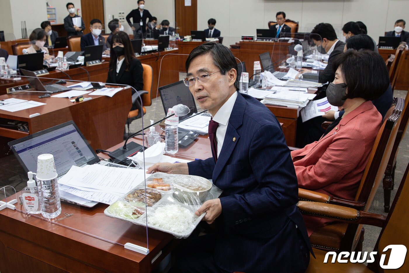본문 이미지 - 조경태 국민의힘 의원이 7일 서울 여의도 국회에서 열린 교육위원회의 사립학교교직원연금공단, 국가평생교육진흥원, 한국장학재단, 한국사학진흥재단, 한국연구재단, 한국교직원공제회, 한국교육학술정보원, 한국대학교육협의회, 한국전문대학교육협의회, 한국고전번역원, 동북아역사재단, 한국학중앙연구원, 한국교육시설안전원에 대한 국정감사에서 일명 '천 원 백반' 식판을 들어보이며 지방대 재정지원과 관련한 질의를 하고 있다. 2022.10.7/뉴스1 ⓒ News1 유승관 기자
