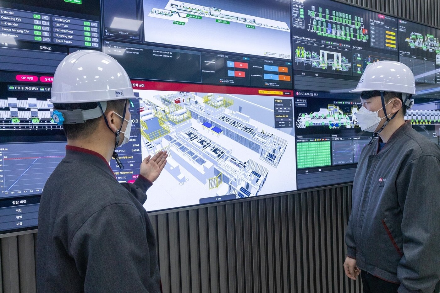 본문 이미지 - LG스마트파크 직원들이 디지털 트윈으로 구현한 버츄얼 팩토리를 확인하고 있다(LG전자 제공).