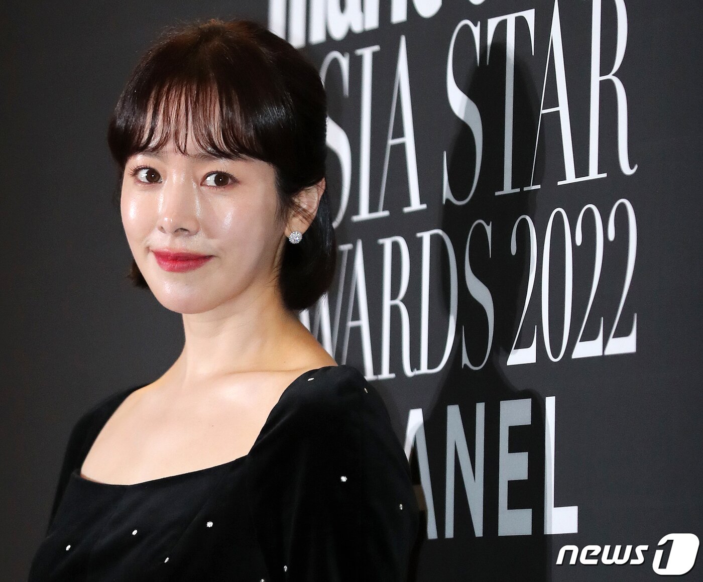 본문 이미지 - 배우 한지민이 7일 부산 해운대구 파라다이스호텔 부산에서 열린 ‘제8회 마리끌레르 아시아 스타 어워즈’에 참석해 포즈를 취하고 있다. 마리끌레르가 주관하고 부산국제영화제가 주최하며 세계적인 패션 브랜드 샤넬이 후원하는 ‘제 8회 아시아 스타 어워즈’는 더 많은 아시아 영화인을 소개하고 한 자리에 모여 서로를 응원하는 자리다. 2022.10.7/뉴스1 ⓒ News1 김진환 기자