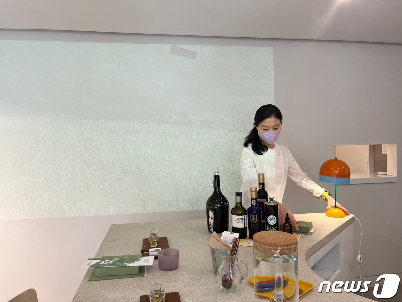 본문 이미지 - 이영라 셰프가 올리브 오일을 설명하고 있다. ⓒ 뉴스1 신민경 기자