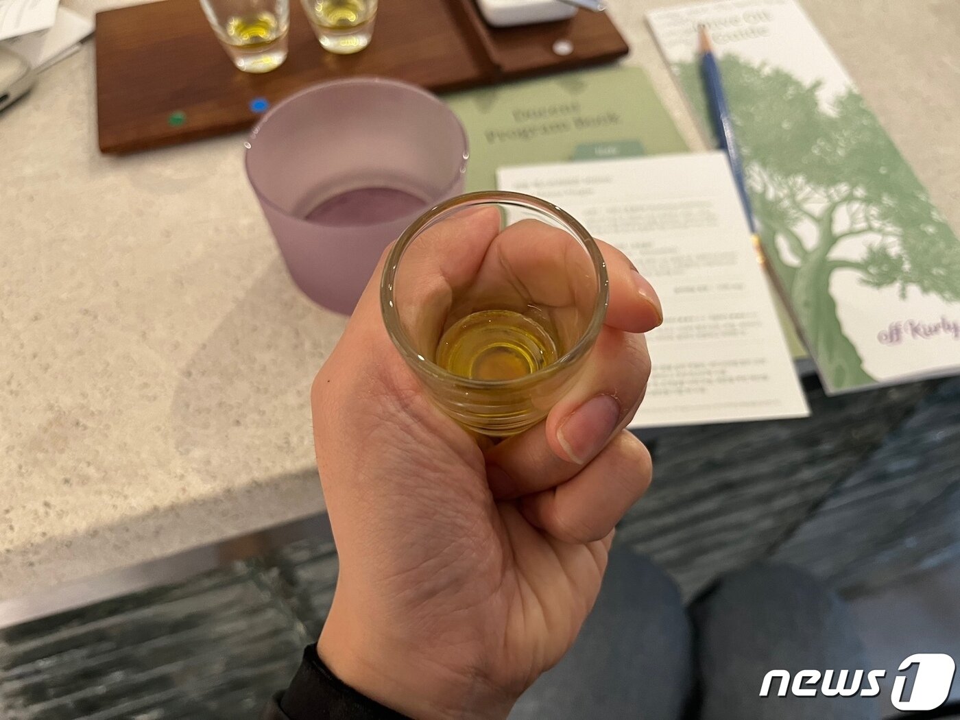 본문 이미지 - 오일은 작은 소주잔 크기의 유리잔에 담아 손으로 감싸 체온으로 데워 향을 먼저 맡았다. ⓒ 뉴스1 신민경 기자